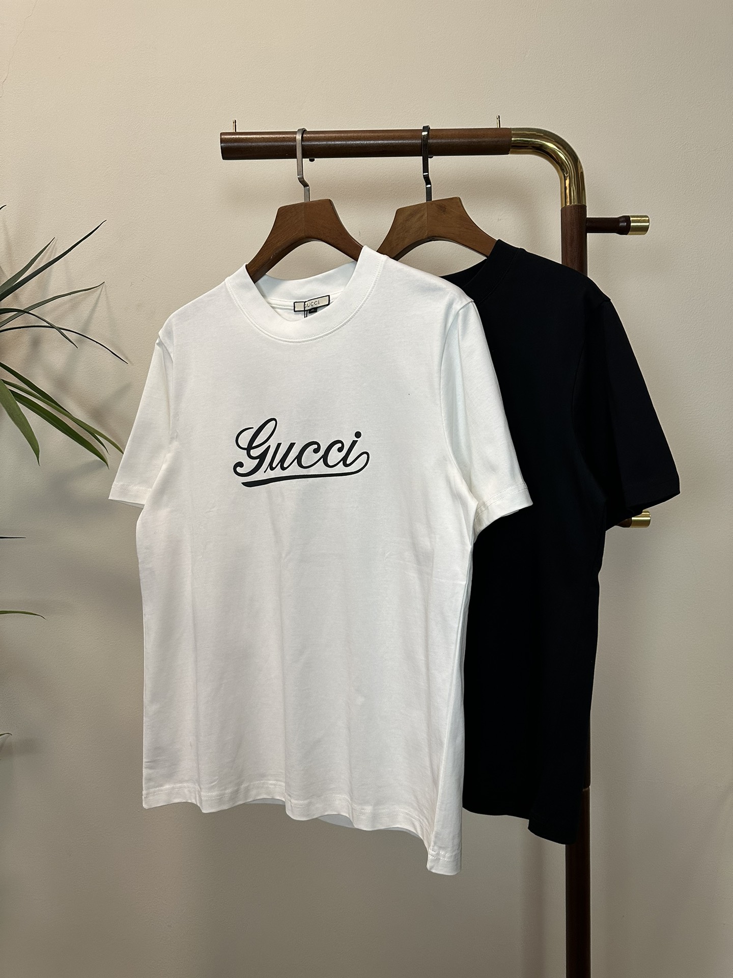 NO:150862,GU Gucci 2025 new round neck short-sleeved T-shirt high-end version!  Customized fabrics for counters are breathable and comfortable, with impeccable details, and the brand element design concept reflects high quality. The feel is delicate and soft!  It is casually cut, with a great upper body style!  Code number M-3XL, gucci, T-shirt,tees, t-shirt,alexander wang19860909GU 古驰2025新款 圆领 短袖 T恤 高端版本！专柜定制面料 透气舒适度高,细节无可挑剔,品牌元素设计理念,体现高品质.手感细腻柔软！呈现休闲裁剪,上身版型超赞！ 码数M-3XL,,gucci,T-shirt,tees，t-shirt,alexander wang,Men's clothing