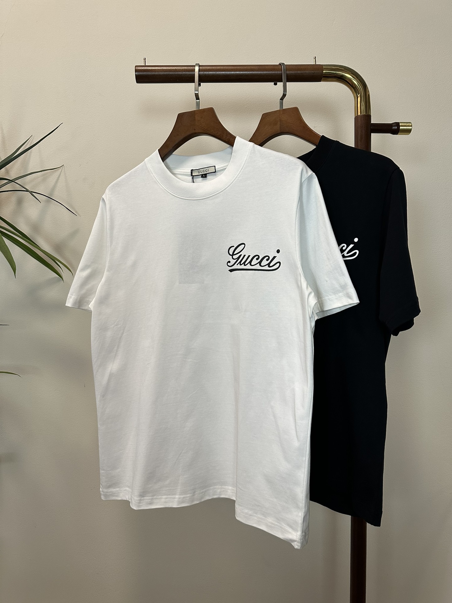 NO:134681,GU Gucci 2025 new round neck short-sleeved T-shirt high-end version!  Customized fabrics for counters are breathable and comfortable, with impeccable details, and the brand element design concept reflects high quality. The feel is delicate and soft!  It is casually cut, with a great upper body style!  Code number M-3XL, gucci, T-shirt,tees, t-shirt,alexander wang19860909GU 古驰2025新款 圆领 短袖 T恤 高端版本！专柜定制面料 透气舒适度高,细节无可挑剔,品牌元素设计理念,体现高品质.手感细腻柔软！呈现休闲裁剪,上身版型超赞！ 码数M-3XL,,gucci,T-shirt,tees，t-shirt,alexander wang,Men's clothing