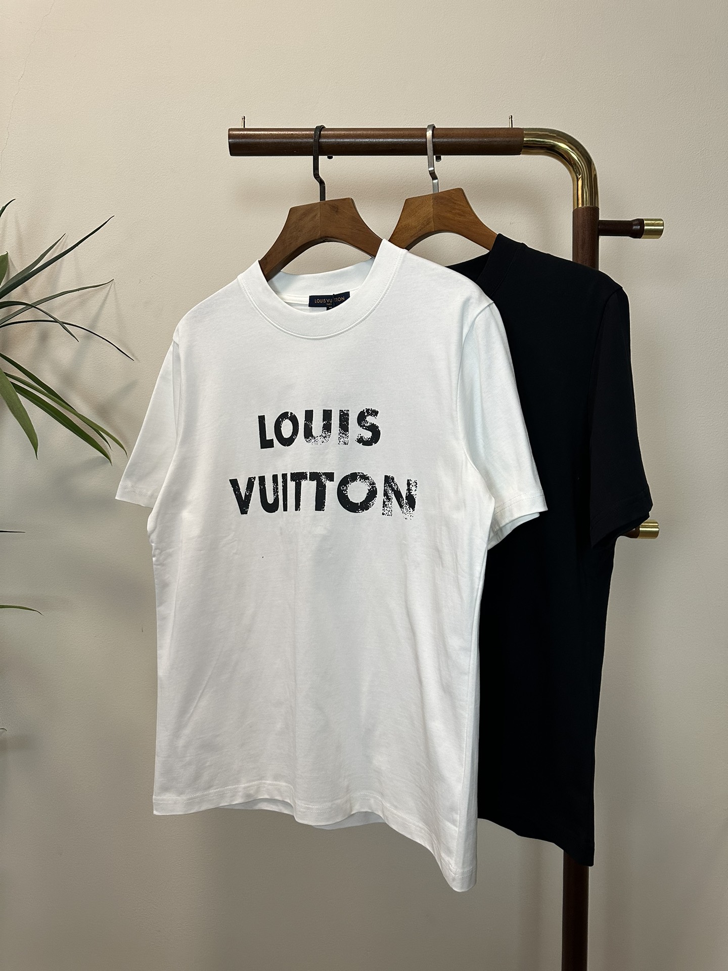 NO:150869,LV Louis Vuitton 2025 new round neck short-sleeved T-shirt high-end version!  Customized fabrics for counters are breathable and comfortable, with impeccable details, and the brand element design concept reflects high quality. The feel is delicate and soft!  It is casually cut, with a great upper body style!  Code number M-3XL, louis vuitton,louis vuitton,t-shirt,tees,t-shirt,alexander wang19860909LV 路易威登 2025新款 圆领 短袖 T恤 高端版本！专柜定制面料 透气舒适度高,细节无可挑剔,品牌元素设计理念,体现高品质.手感细腻柔软！呈现休闲裁剪,上身版型超赞！ 码数M-3XL,,louis vuitton,louis vuitton,T-shirt,tees，t-shirt,alexander wang,Men's clothing