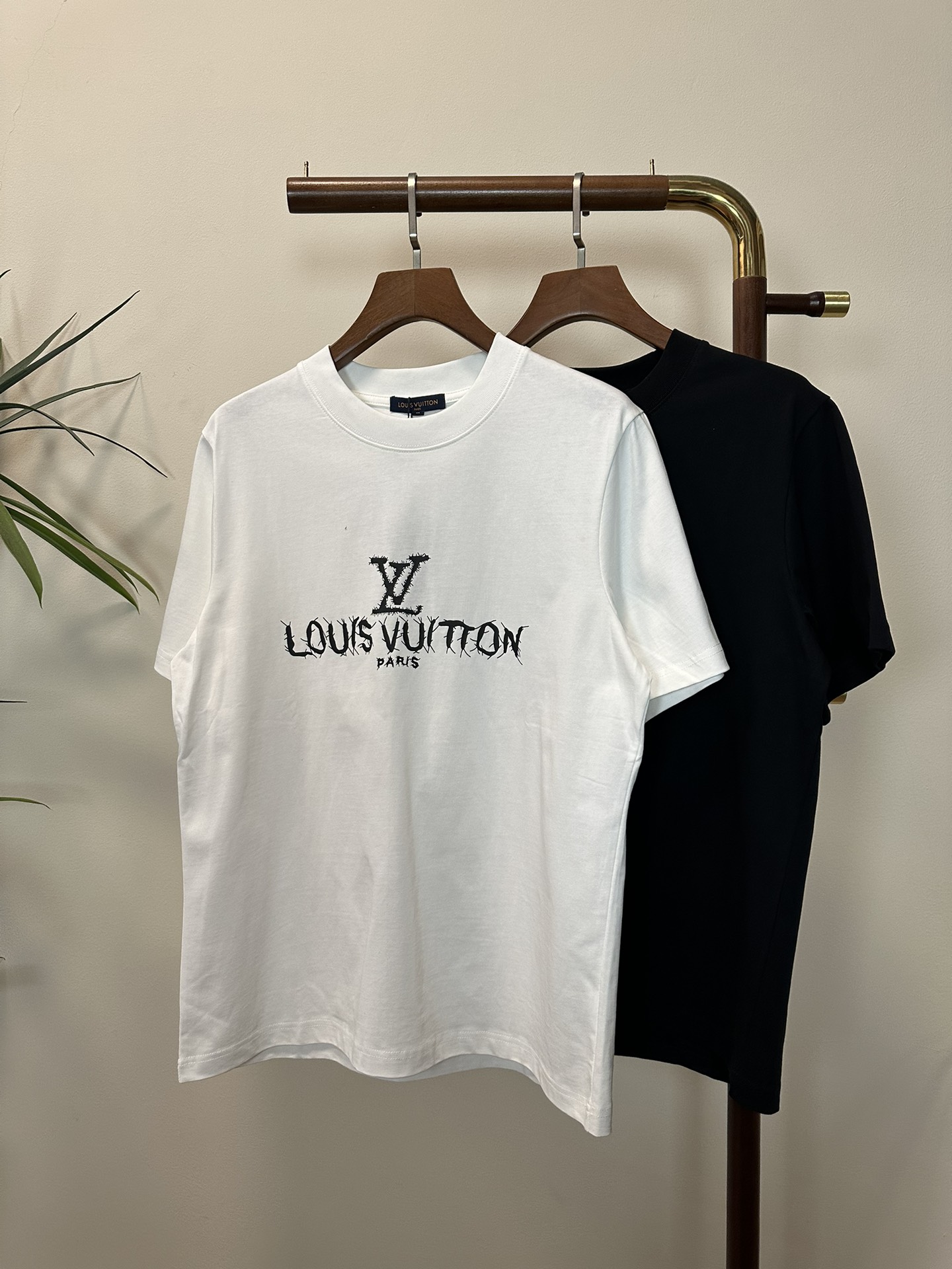 NO:512112,LV Louis Vuitton 2025 new round neck short-sleeved T-shirt high-end version!  Customized fabrics for counters are breathable and comfortable, with impeccable details, and the brand element design concept reflects high quality. The feel is delicate and soft!  It is casually cut, with a great upper body style!  Code number M-3XL, louis vuitton,louis vuitton,t-shirt,tees,t-shirt,alexander wang19860909LV 路易威登 2025新款 圆领 短袖 T恤 高端版本！专柜定制面料 透气舒适度高,细节无可挑剔,品牌元素设计理念,体现高品质.手感细腻柔软！呈现休闲裁剪,上身版型超赞！ 码数M-3XL,,louis vuitton,louis vuitton,T-shirt,tees，t-shirt,alexander wang,Men's clothing