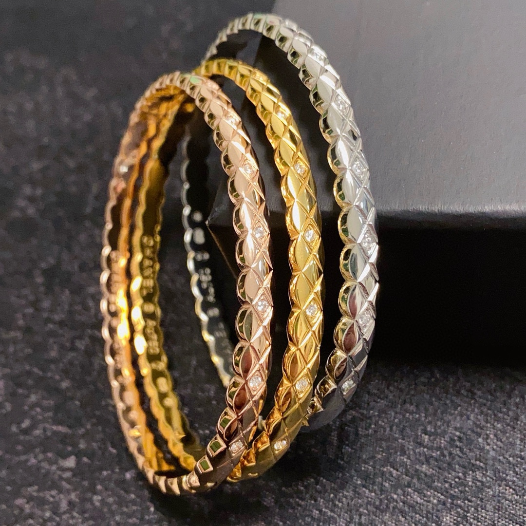 NO:111228,Xiaohongshu recommends the popular Xiaoxiang new C letter diamond narrow version indirect diamond-inlay bracelet Chanel Chanel high-quality Coco bracelet super heavy industry bling bling bling, the color is very good and high-end, the goddess temperament is high-end, the fine steel material is not allergic to fade. One to one exquisite craftsmanship, the classic charm, the cost-effectiveness is a must-have choice, it is not picked, it can be matched all seasons, the jewelry is boutique, chanel, chanel, bracelet19860909小红书推荐爆款小香新款c字母菱格窄版间接镶钻细手镯香奈儿Chanel高品质Coco手镯超重工bling bling,颜色搭配得非常好高级感 女神气质高端 精钢材质不过敏不褪色.一比一精美工艺,经典至极的魅物,性价比高 必备必入之选不挑人 四季都可以搭配,饰品精品,chanel,chanel,bracelet,Jewelry
