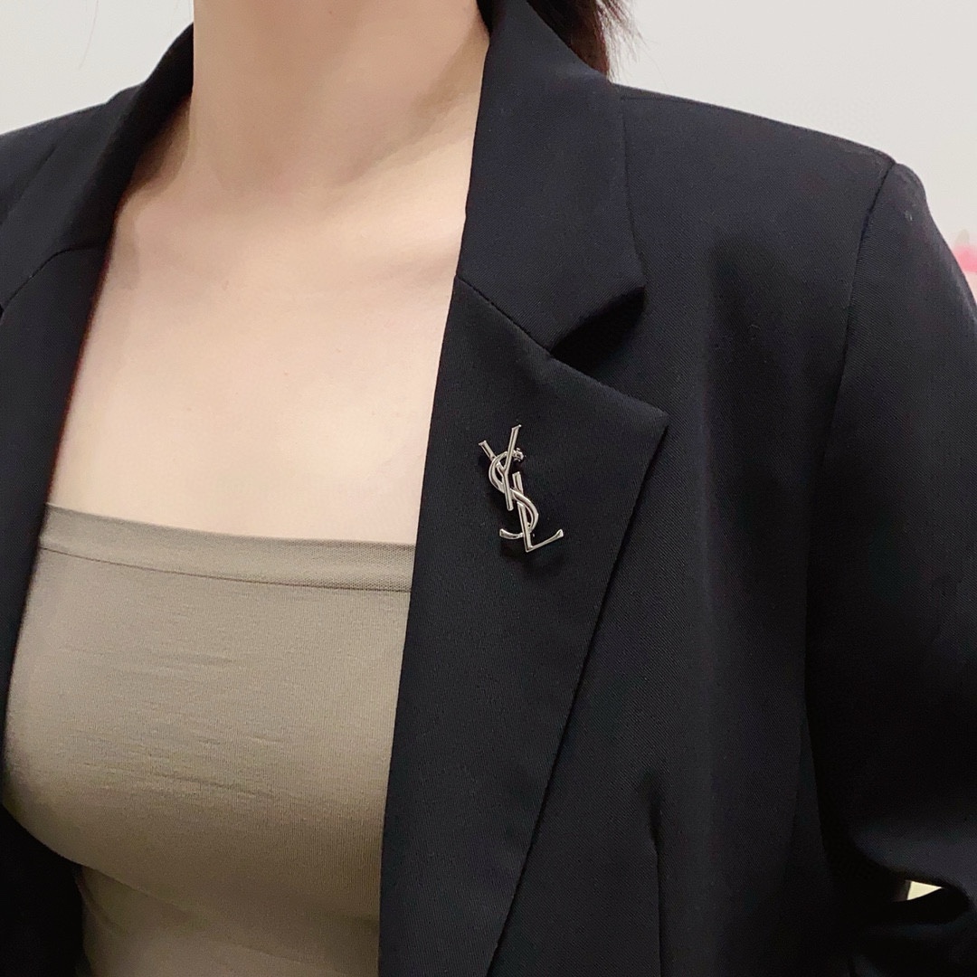 YSL St. Roland’s Monument Brooch: A Symbol of Women’s Dedication and Style - 图片 2