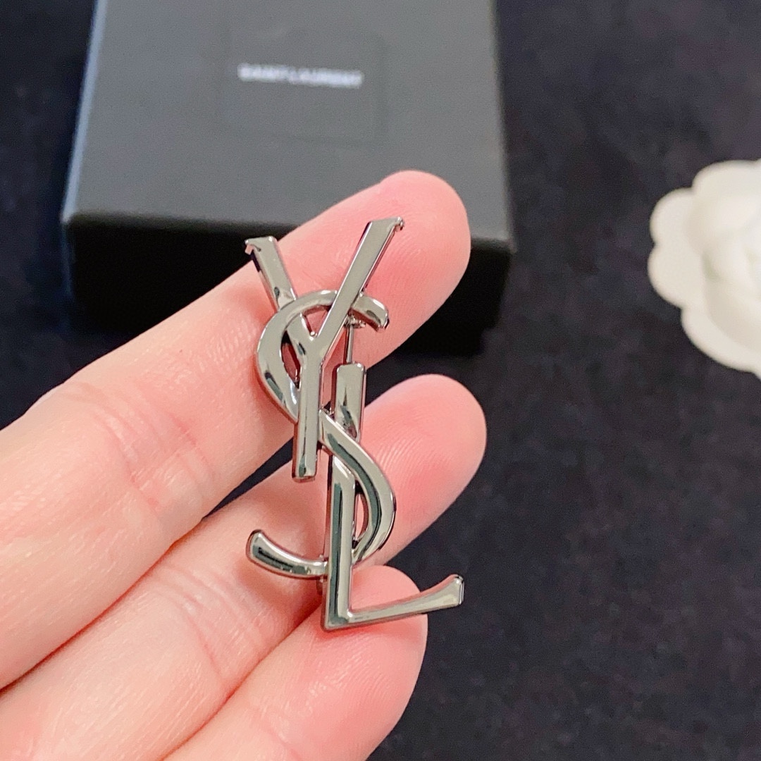 YSL St. Roland’s Monument Brooch: A Symbol of Women’s Dedication and Style - 图片 8