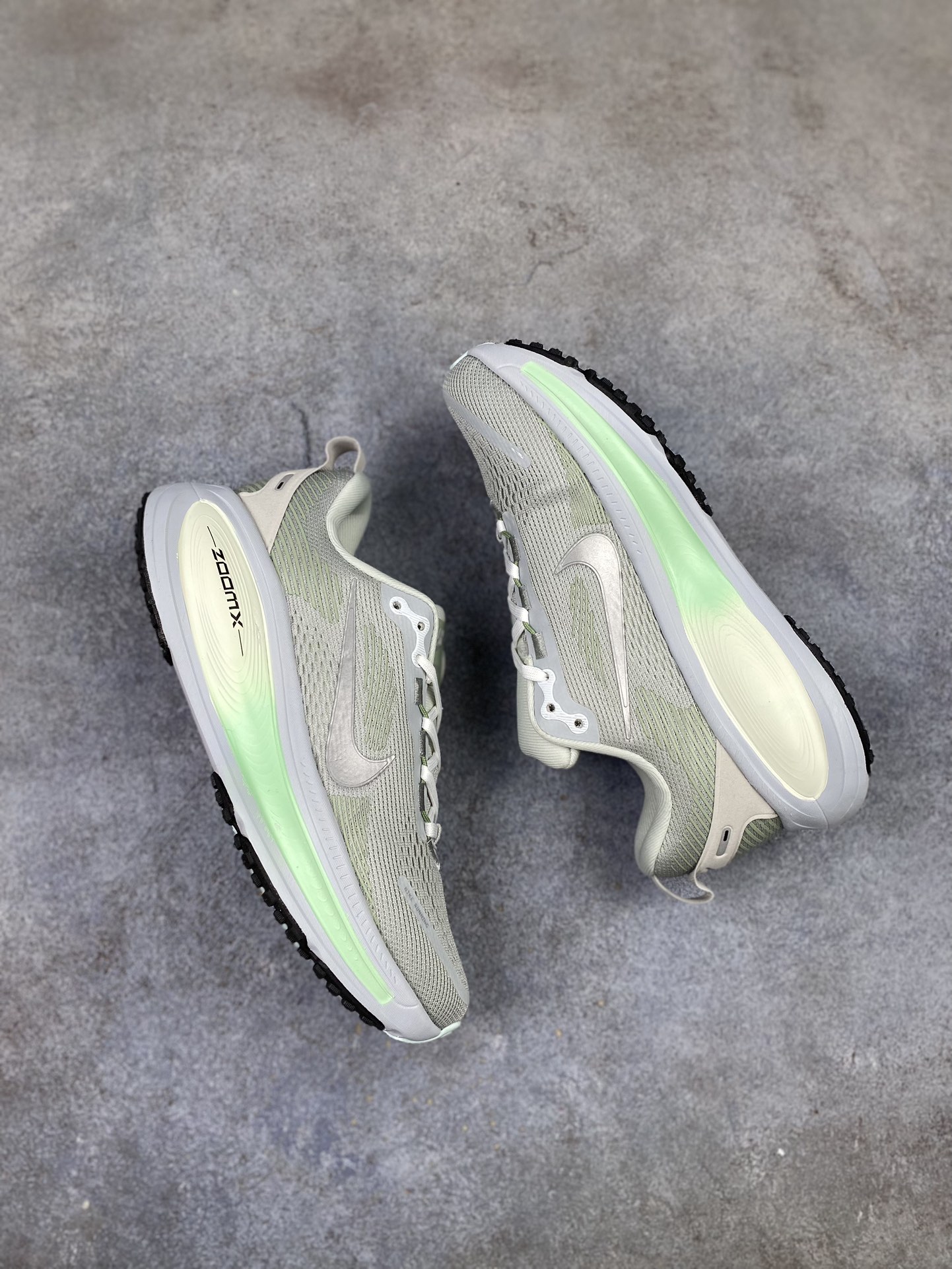 
Nike Air Zoom Vomero 18
全新科技提前原鞋开发 运动跑鞋 
区别市面真标版本 
