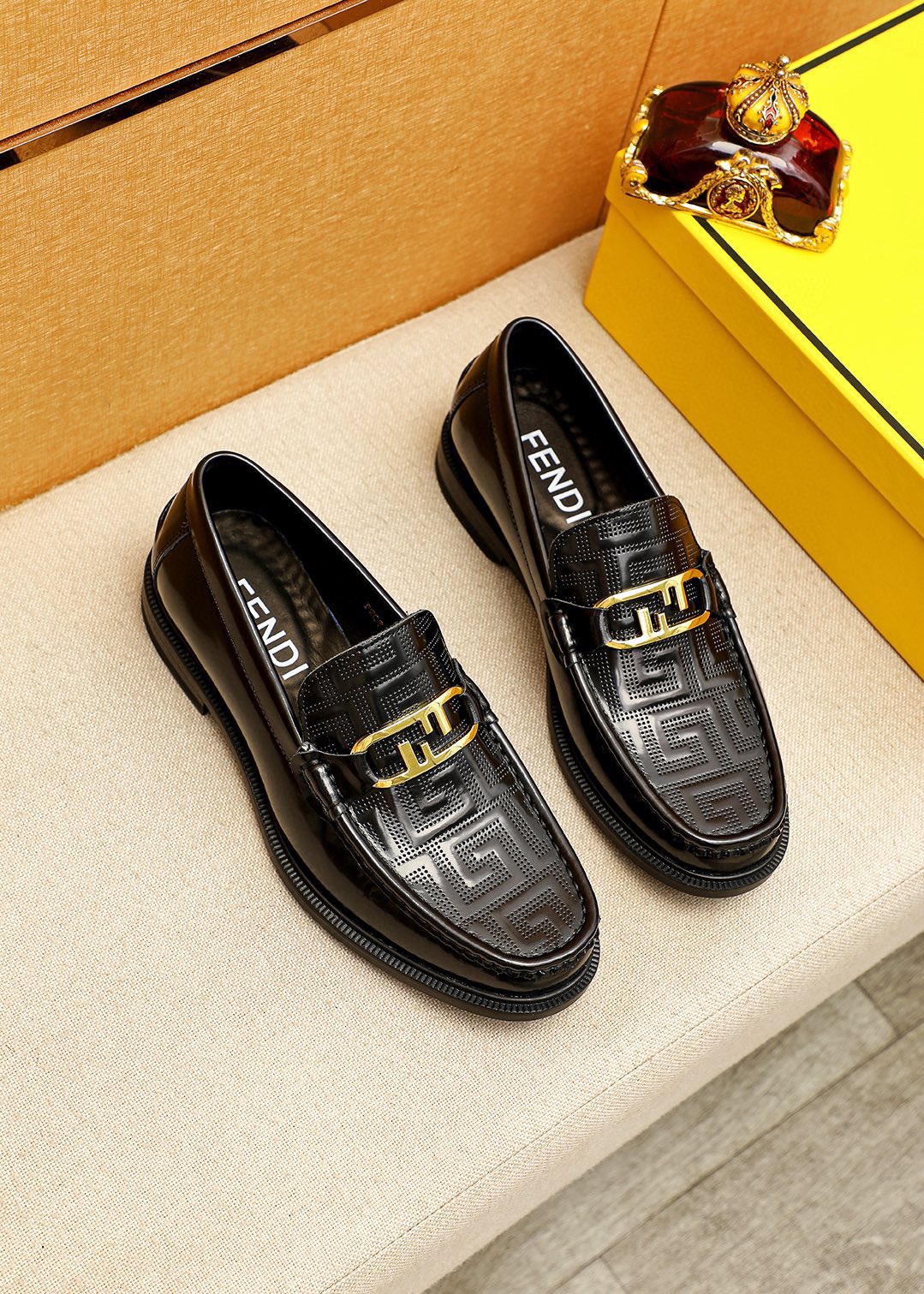 NO:272873,Product trademark FENDI [Fendi] casual leather shoes. Positive code: 38-44 (45 customized) Product materials selection Imported top layer calfskin embossed upper   luxury hardware buckle, imported cow inner lining. Strong three-dimensional visual effect, rubber sole, color 1 color available, fendi, fendi, cowhide19860909商品商标FENDI【芬迪】休闲皮鞋 正码码数:38-44(45订制) 商品材料精选 进口头层小牛皮压花鞋面 奢华五金扣,进口牛内里.强烈立体视觉效果,橡胶大底 颜 色1色可选,,fendi,fendi,cowhide,Men's shoes