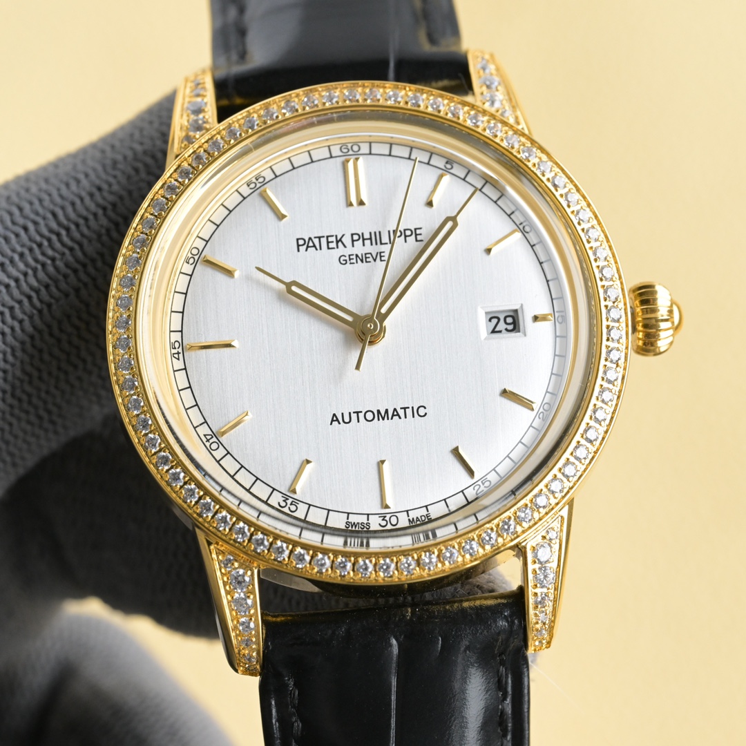 NO:148261,White Gold [TW's latest new hits in the year] Patek Philippe's highest-version watch in the market!  The TW watchmaker team took 12 months to carefully design, dared to be the first, broke through the multi-layer technical bottleneck, and strived for perfection!  [Case] ​​The latest exclusive pot cover glass material of the market, the dial is simple and extraordinary, the 12 scales are integrated with the glass, with a strong 3D three-dimensional feeling, ultra-thin craftsmanship, and a diameter of 40mm. [Movement] The watch uses the original imported Japanese 9015 movement, with a frequency of 28,800 times per hour, and zero rework quality. [Watch buckle] style and Italian cowhide make the wrist fit and comfortable, and the watch buckle is engraved with a classic logo, which is generous and classy. No one really owns Patek Philippe, but it is just kept for the next generation.,, patek philippe, cowhide19860909白 金【 TW 年最新新新爆款】百达翡丽 市场最高版本腕表！TW制表师团队历时12个月精心设计,敢为人先,突破多层技术瓶颈,力求完美！【表壳】市场独家最新锅盖玻璃材质,表盘简而不凡,12个刻度与玻璃融为一体,具有超强3D立体感,超薄工艺,直径40mm.【机芯】腕表采用日本原装进口9015机芯,每小时振频28800次,零返修质量.【表带扣】款式搭配意大利牛皮让手腕更贴合舒适,腕表表扣上面刻有经典标志,大方富有档次. 没有人真正拥有百达翡丽,只不过为下一代保管而已.,,patek philippe,cowhide,Watch