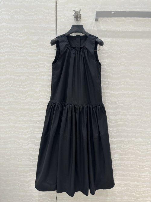 Elegante Vestido Midi Negro de Algodón Japonés con Diseño de Falda Abullonada 1 Elegante Vestido Midi Negro de Algodón Japonés con Diseño de Falda Abullonada