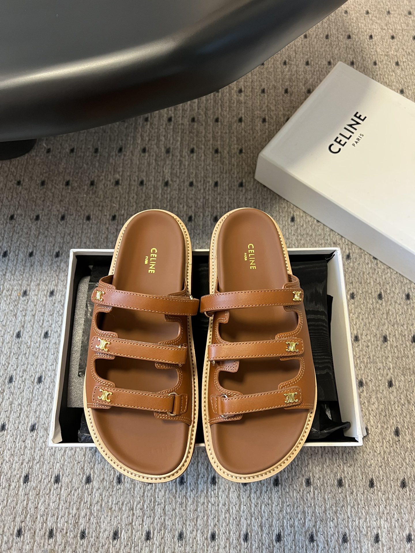 NO:236845,Purchase grade CELIN* 25ss thick-soled slippers Arc de Triomphe British style flat-soled sandals slippers Simple, atmospheric and fashionable, unpredictable, is the classic of the fashion circle that never fades away. The retro British style allows you to wear a different temperament. Fabric original cowhide/original mold opening fabric inner cowhide inner lining original: mold opening outsole Size#35-39 (40# custom made no return or exchange), slippers, celine, sandals, slippers, cowhide19860909代购级 CELIN* 塞琳 25ss厚底拖鞋 凯旋门英伦风平底微标凉鞋拖鞋 简约大气时髦 耐看不过时 是时尚圈永不退潮的经典所在,复古的英伦风格,让你穿出不一样的气质 面料原版牛皮/原版开模布料 内里牛皮内里 原版:开模大底 Size#35-39（40#订做不退换）,拖鞋,celine,sandals,slippers,cowhide,Women's Shoes