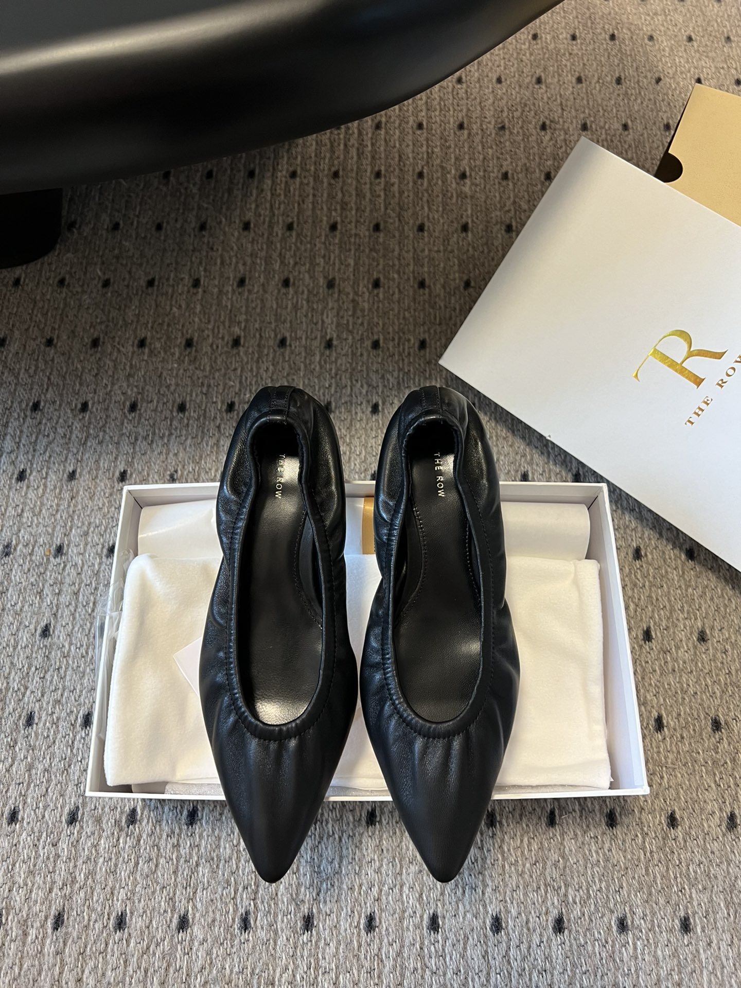 NO:236852,The row 25/ Spring and summer new style pointed sandals high heels mules shoes imported leather high-comfort, with goddess skirts, irregular curved pointed toes, exclusive high heels for dinner series. The lookbooks throughout the season are completely hit me, simple and without losing details, easy to wear without tiring your feet, imported sheepskin upper inner sheepskin insole sheepskin sole Italian genuine leather sole Size35-41 (40 41 custom made without return), single shoes, sandals, high heels, skirts, sheepskin19860909The row 25/ 春夏新款 尖头凉鞋高跟穆勒鞋单鞋 进口皮高级舒适,配女神们的半身裙,不规则的弧形尖头,晚宴系列专属高跟鞋 贯穿整季lookbook完全戳中我,简单又不失细节,好穿不累脚, 鞋面进口绵羊羊皮 内里羊皮 鞋垫羊皮 鞋底意大利真皮底 Size35-41（40 41订做不退换）,单鞋,sandals,high heels,skirts,sheepskin,Women's Shoes