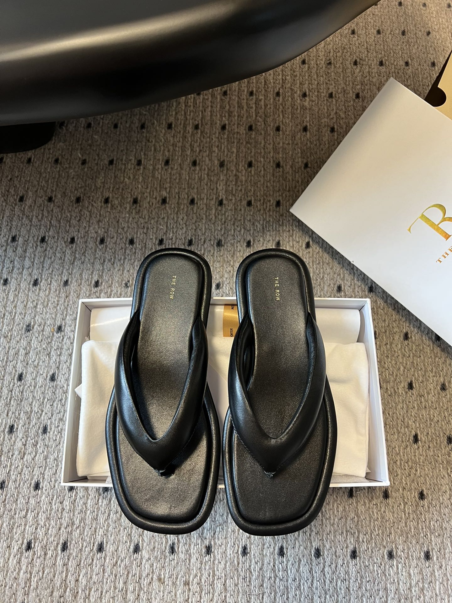 NO:236855,The level of Dongguan production purchasing agent The row 25ss flat slippers, foot-clip flops, you will immediately amazed one of your slippers. TR slippers will never regret even if you close your eyes. Everything is so right!  Custom imported lambskin with upper imported lambskin with inner lining rubber sole size 35-40 (40 custom made without return or exchange), split-toe shoes, slippers, sheepskin19860909莞产代购级别 The row 25ss 平底拖鞋 夹脚人字拖 上脚马上会惊艳到你的一款拖鞋 TR拖鞋闭眼入都不会后悔 一切那么恰到好处！ 鞋面定制进口小羊皮 内里进口羊皮  鞋底橡胶大底 码数35-40（40定做不退换）,分趾鞋,slippers,sheepskin,Women's Shoes