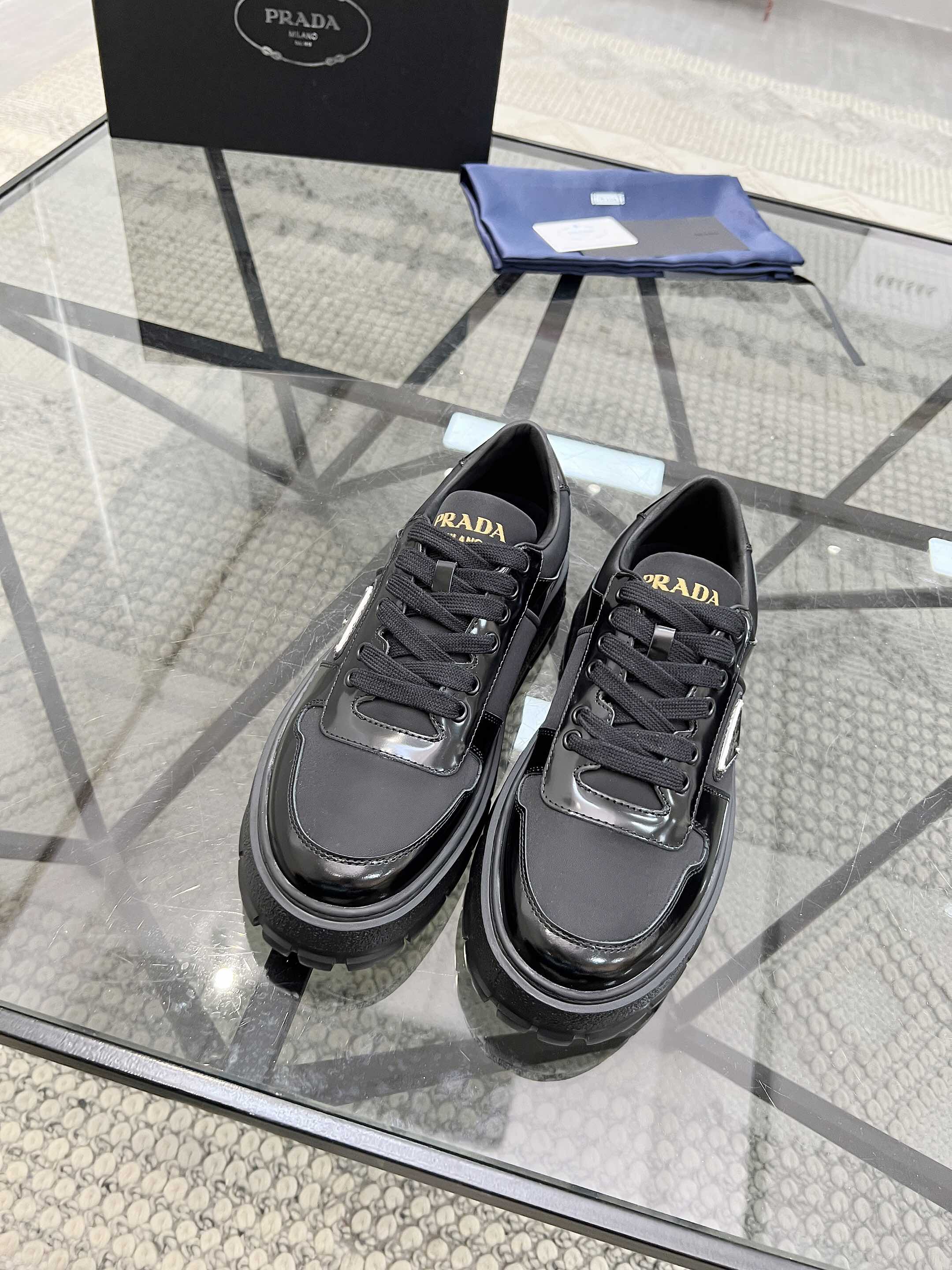 NO:221583,Brand P R A D A Color Original Color Pair Number 38-44 Customized 45.46 Price Material Prada New Product Original Single-Custom Low-top Casual Sports Shoes!  The upper is made of original soft cowhide with Prada logo cowhide inner lining. The original molded outsole of cowhide is made of high quality, worth owning. Prada, prada, sneakers, cowhide19860909品牌P R A D A 颜色原版配色 码数38-44定做45.46 价格 材质普拉达新品原单货低帮休闲运动鞋！鞋面采用原版柔软牛皮搭配普拉达标识牛皮内里 牛皮垫脚原版开模大底、高品质值得拥有,普拉达,prada,sneakers,cowhide,Men's shoes