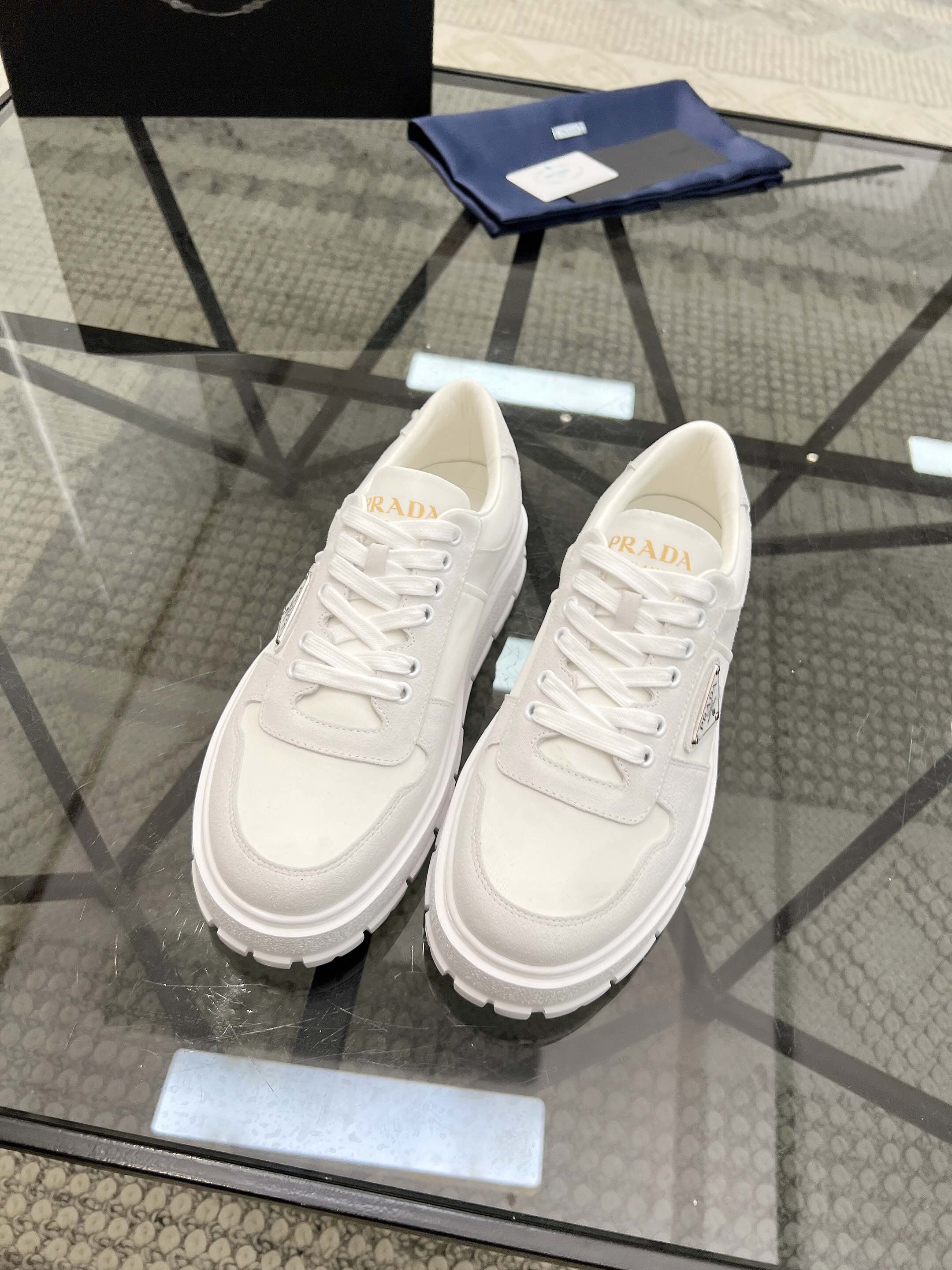 NO:221939,Brand P R A D A Color Original Color Pair Number 38-44 Customized 45.46 Price Material Prada New Product Original Single-Custom Low-top Casual Sports Shoes!  The upper is made of original soft cowhide with Prada logo cowhide inner lining. The original molded outsole of cowhide is made of high quality, worth owning. Prada, prada, sneakers, cowhide19860909品牌P R A D A 颜色原版配色 码数38-44定做45.46 价格 材质普拉达新品原单货低帮休闲运动鞋！鞋面采用原版柔软牛皮搭配普拉达标识牛皮内里 牛皮垫脚原版开模大底、高品质值得拥有,普拉达,prada,sneakers,cowhide,Men's shoes