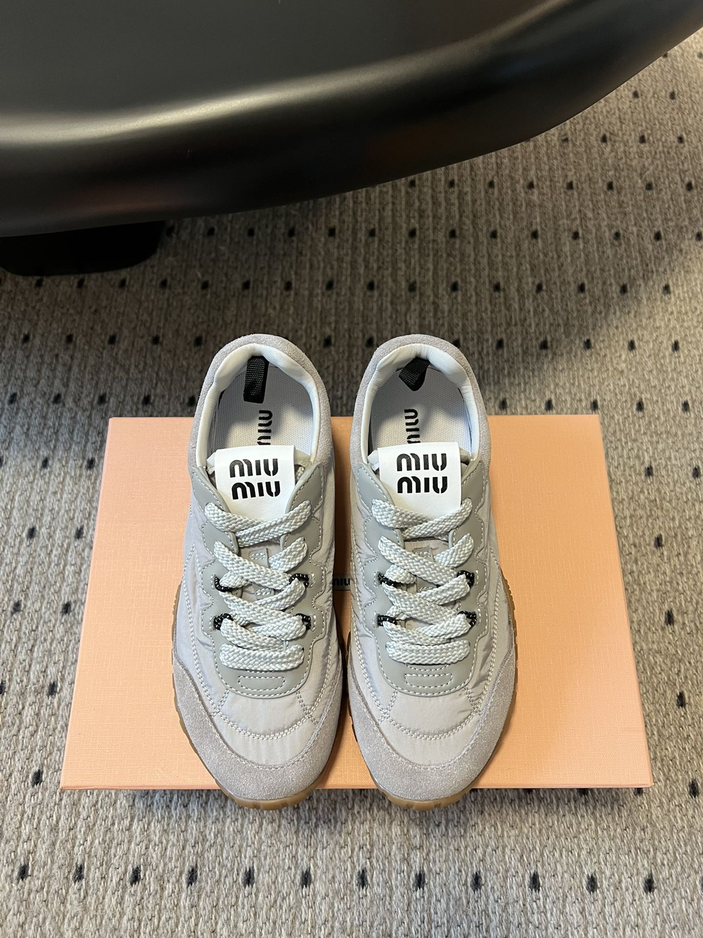 NO:238880,Purchase grade MiuMi* 25ss Spring and summer new style Cookie shoes Forrest Gump shoes Casual sneakers Miumiu latest hits Avant-garde and bold design, Miu Miu style is integrated with the simple lines of this thick-soled canvas sneaker, the chic logo is decorated on the tongue and back of the shoe, embellished with retro design, adding iconic elements!  Thick sole design defines avant-garde modern style. Original custom fabric/beef velvet. Original imported soft lamb wool. Original open mold-proof rubber outsole. Size#35-40 (40 customization without return or exchange), casual shoes/sports shoes, miumiu, sneakers19860909代购级 MiuMi* 缪缪 25ss 春夏新款 饼干鞋 阿甘鞋休闲运动鞋 miumiu最新爆款 前卫大胆的设计,Miu Miu风格融于此款厚底帆布运动鞋的简约线条, 别致徽标饰于鞋舌与背面,点缀复古设计,平添标志性元素！厚底设计定义前卫的现代风格 面料原版定制布料/牛反绒 内里原版进口柔软羊羔毛 鞋底原版开模防滑橡胶大底 Size#35-40（40定制不退换）,休闲鞋/运动鞋,miumiu,sneakers,Women's Shoes