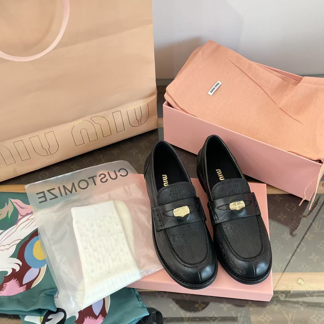 NO:258787,Purchase grade Miu Miu Coin Shoes 25ss official website latest color matching Miu Miu Spring and Summer new style Square round toe loafers In the 1950s, loafers were paired with uniforms and became popular on American campuses. In order to protest the regulations on uniforms in the school, students embedded a coin into the groove of the leather strap on the shoe body, and then gradually evolved into 