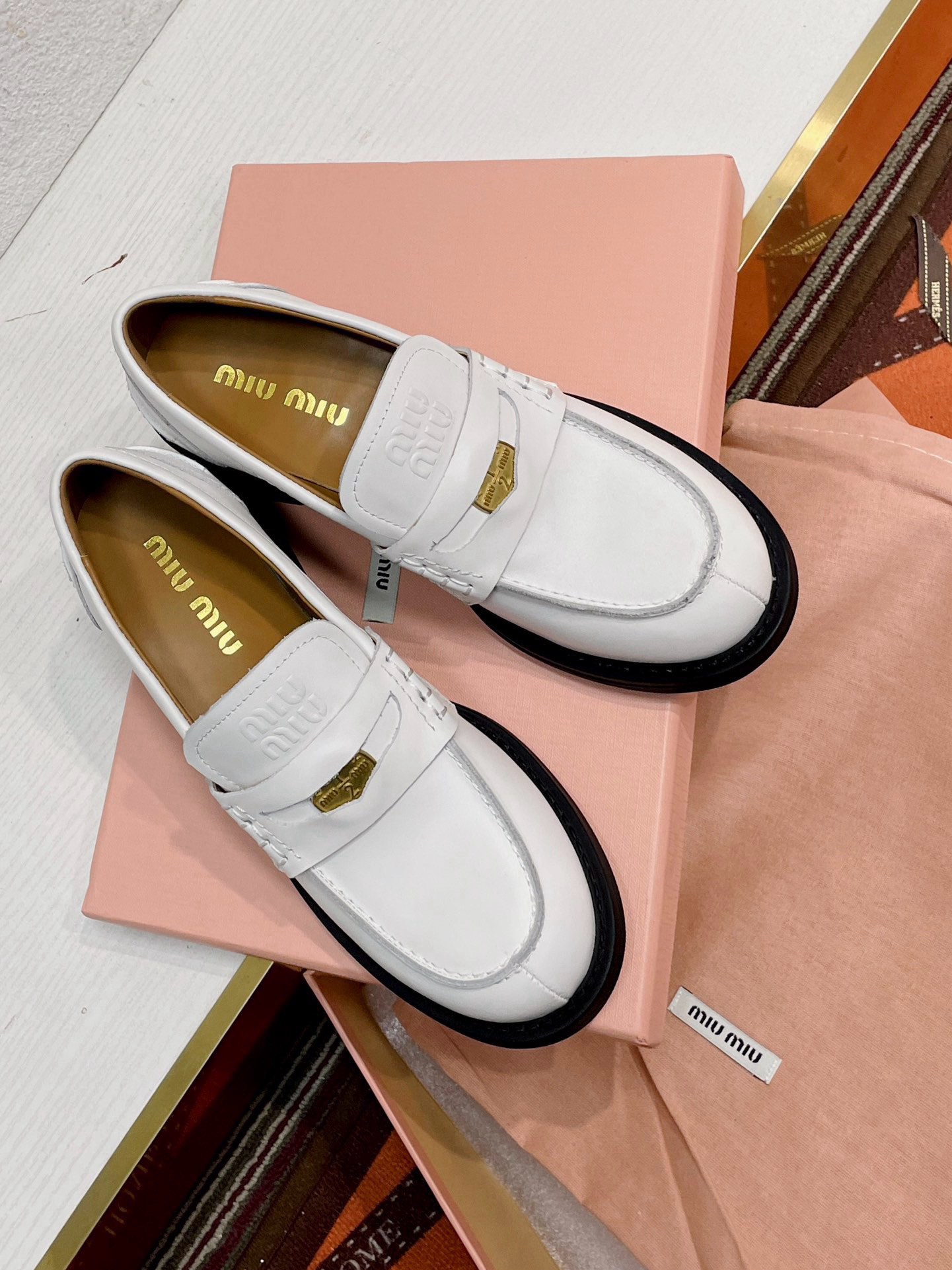 NO:258785,The exclusive first launch of the purchasing agent level miumiu 2025 new British style lace-up loafers MiuMiu show is appropriately 