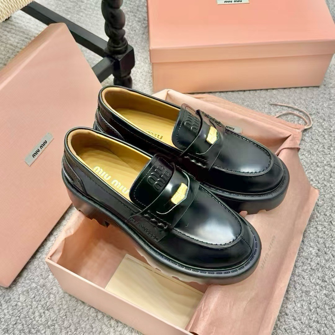 NO:258782,MiuMiu/MuMiu classic catwalk coin sponge thick-soled loafers. The gold coin loafers that are very popular recently have been dug up~ Full of retro British feeling, accompanied by a college style. A gold coin is inlaid in the middle, which makes people unable to ignore. The overall shoe shape is also very delicate and not heavy at all~~ The toe is a bit 
