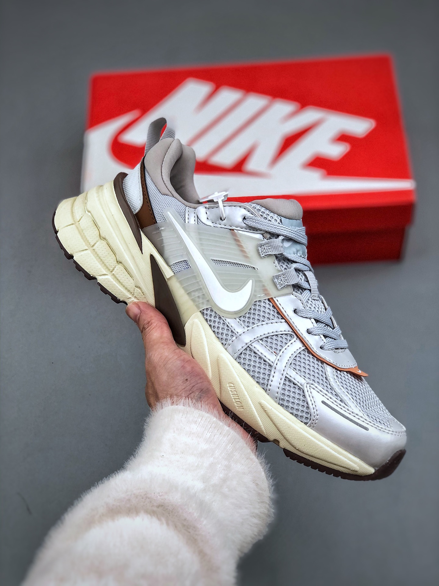 NIKE V2K Runtekk 米银减震防滑复古低帮跑步鞋材质上使用大面积网眼 皮革 TPU 组成 支撑和透气性肯定不错 中底处由 Cushlon 泡绵打造 保证在压马路时可以提供优秀脚感 并通过一手做旧氧化效果突出复古感 中底造型很容易让大家联想到巴黎世家3XL 增高效果同样不能忽视 货号: FD0736 202 (半)