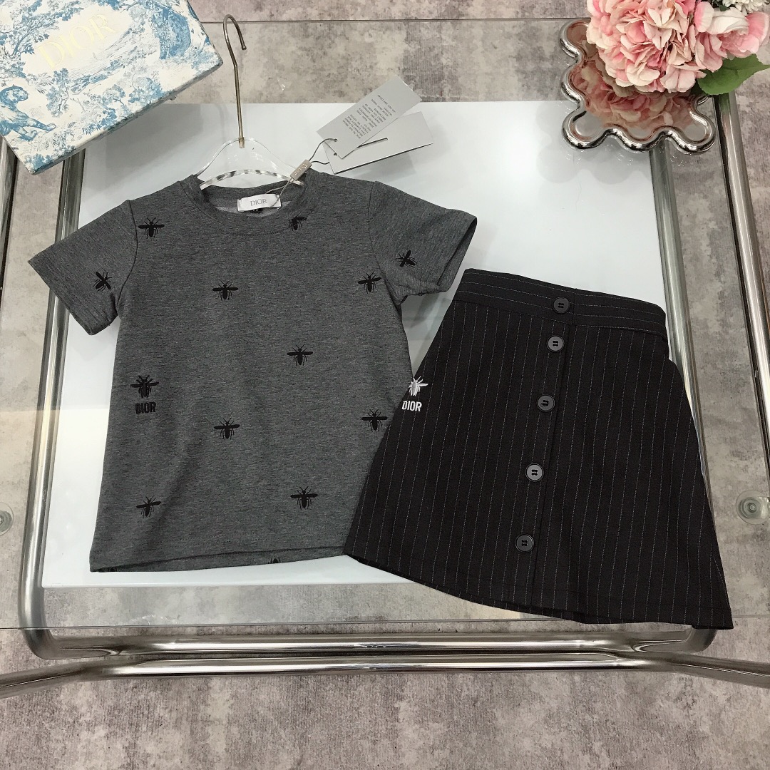 NO:211837,[Spot shipment] DIO* Limited series ~ Girls' skirt Pure cotton exquisite embroidered bee printed logo T-shirt Short-sleeved embroidered logo logo A-line skirt Soft and comfortable, skin-friendly and not tied, excellent upper body effect, a must-have artifact for princess~ Color rose red Gray size 90---120-130-140-150 [CM] Counter packaging 70, clothes, dior, skirts, T-shirt, tees, t-shirt,19860909【现货发】   DIO* 限定系列～女童套裙 纯棉精致刺绣小蜜蜂印花logoT恤短袖刺绣logo标志A字裙 柔顺舒适 亲肤不扎 上身效果极好 公主的必备神器～ 颜色玫红色 灰色  size尺码90---120-130-140-150【CM】 专柜包装70,衣服,dior,skirts,T-shirt,tees，t-shirt,,Children's