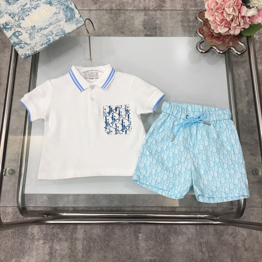 NO:211831,[Spot delivery] DIO* Infant and Toddler Set [Lapel Polo Shirt Shorts] Solid color simple and generous top with small pocket logo on the chest~Paired with thin style~Put the style is crisp and stylish with exquisite sewing technology at the corners of the clothes. High-end fashionable style. The upper body effect is very good. Size 6-9M 9-12M 12-18M 18-24M 2Y 3Y Requires counter packaging, clothes, dior, shorts,19860909【现货发】   DIO* 婴幼童套装【翻领Polo衫短裤】纯色简单大方款上衣胸前口袋小logo～搭配薄款 ～版型挺括有型搭配衣角处精致缝制工艺 高级时髦款 上身效果非常好 尺码6-9M 9-12M 12-18M 18-24M 2Y 3Y 需要专柜包装元,衣服,dior,shorts,,Children's