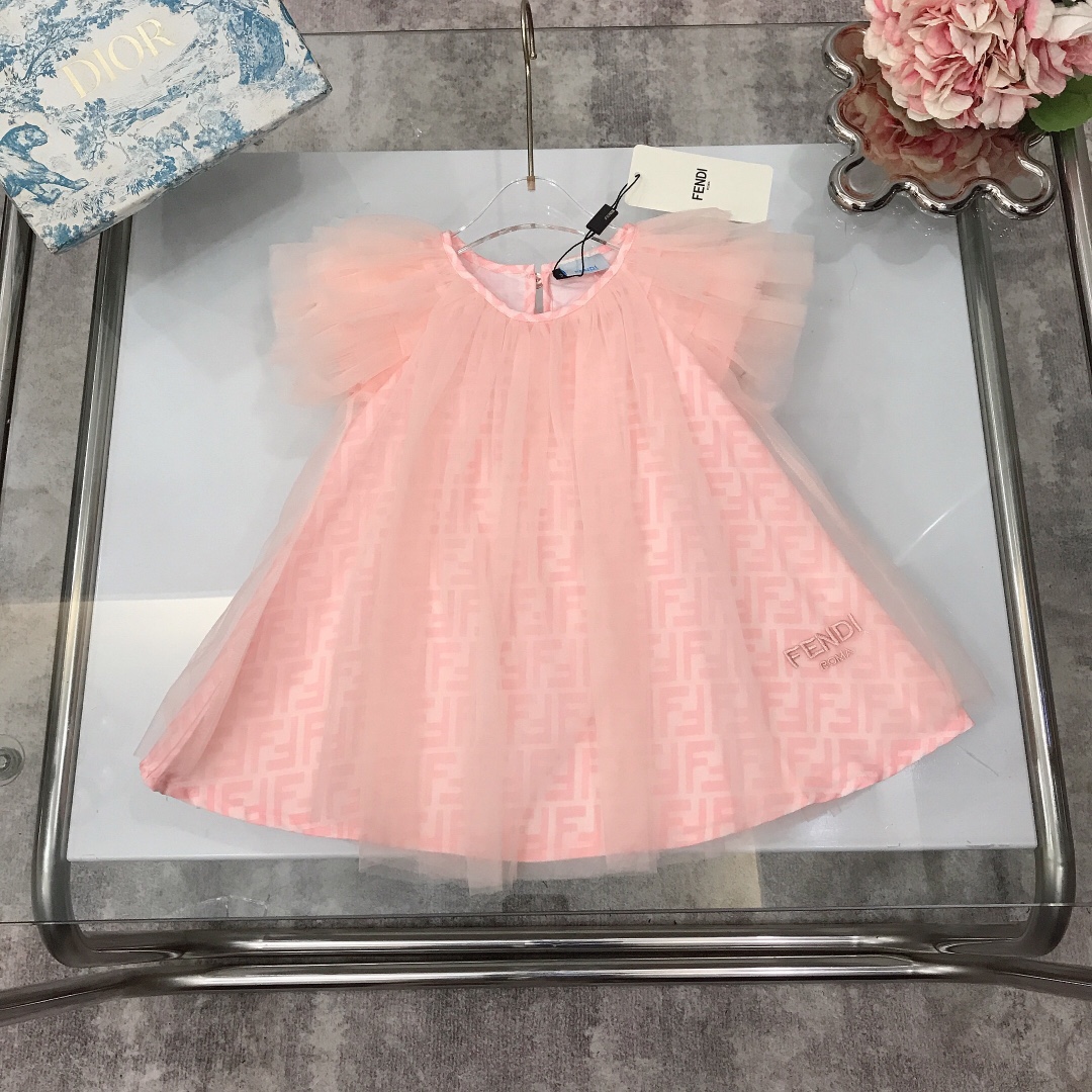 NO:211847,【Spot delivery】 FEND* round neck small flying sleeve design mesh skirt splicing eye-catching fashion letter logo mesh dress with small embroidery logo three-dimensional tailoring exquisite original single fabric high-quality simple and generous style The upper body is very good looking, the style is superb color pink size3-6M 6-9M 9-12M 12-18M 18-24M [M represents the month] Counter packaging 70, clothes, fendi, skirts,19860909【现货发】  FEND* 圆领小飞袖设计网纱纱裙拼接 抢眼时尚字母logo网纱连衣裙搭配小刺绣logo标志立体剪裁 精致原单布料 高版本质量 简单大方款式 上身非常好看 版型超赞 颜色粉色 size3-6M 6-9M 9-12M 12-18M 18-24M【M代表月份】  专柜包装70,衣服,fendi,skirts,,Children's