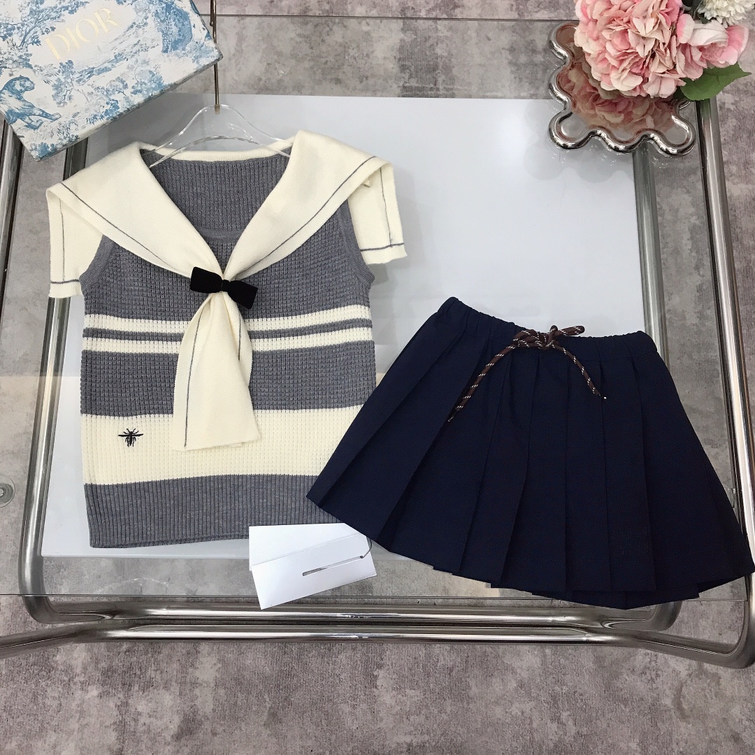 NO:211823,【Spot delivery】 DIO* & MIU MIU ~ Girls' skirt Naval Academy style Little bee embroidered knitted vest miumiu embroidered logo pleated skirt Knitted vest with naval shawl design, playful and cute, contrasting color design of clothes Small embroidered logo logo The material feels very soft and delicate, soft and comfortable, skin-friendly and not tied, excellent upper body effect, the princess must have ~ size size--120-130-140-150 [CM] Counter packaging 70, clothes, dior, miumiu, skirts, shawls,19860909【现货发】   DIO* & MIU MIU～女童套裙 海军学院风格 小蜜蜂刺绣针织背心miumiu刺绣logo百褶裙 针织背心搭配海军披肩设计,俏皮可爱感十足,衣身撞色设计 小刺绣logo标志 材质手感非常柔软细腻 柔顺舒适 亲肤不扎 上身效果极好 公主的必备神器～  size尺码--120-130-140-150【CM】 专柜包装70,衣服,dior,miumiu,skirts,shawls,,Children's