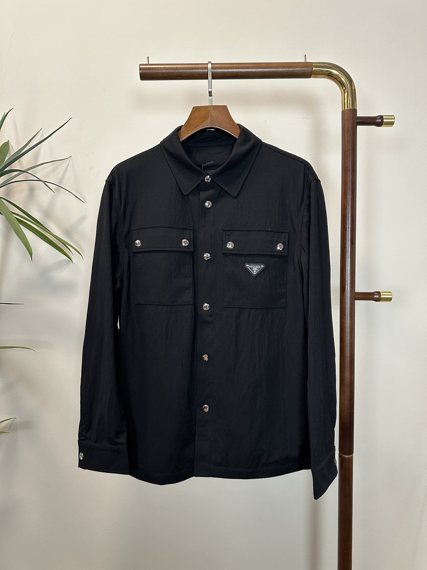 NO:134600,PRA Prada Top quality The same model on the official website, complete with three standards!  2025 spring and summer new men's jacket, fashionable and casual high-end version!  Customized fabrics for counters are breathable and comfortable, with impeccable details, and the brand element design concept reflects high quality. The feel is delicate and soft!  It is casually cut, with a great upper body style!  Code number M-3Xl.,,prada,prada,jackets & coats,jackets & coats,alexander wang19860909PRA 普拉达 顶级品质 官网同款,三标齐全！2025春夏新款男士夹克外套,时尚休闲高端版本！专柜定制面料 透气舒适度高,细节无可挑剔,品牌元素设计理念,体现高品质.手感细腻柔软！呈现休闲裁剪,上身版型超赞！码数M-3Xl .,,prada,prada,jackets & coats,jackets & coats,alexander wang,Men's clothing