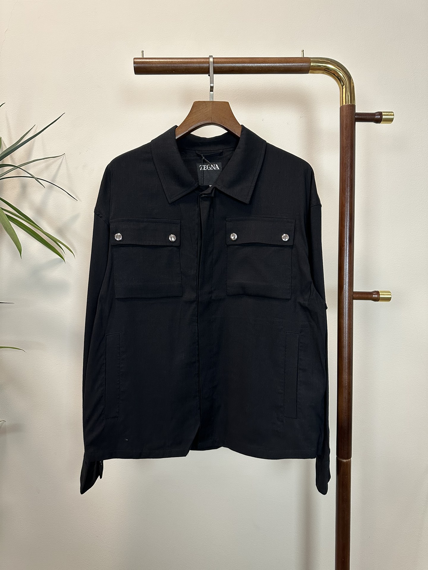 NO:483152,ZZ Jenia Top quality The same model on the official website, complete with three standards!  2025 spring and summer new men's jacket, fashionable and casual high-end version!  Customized fabrics for counters are breathable and comfortable, with impeccable details, and the brand element design concept reflects high quality. The feel is delicate and soft!  It is casually cut, with a great upper body style!  Code number M-3Xl.,,zegna,jackets & coats,jackets & coats,alexander wang19860909ZZ 杰尼亚 顶级品质 官网同款,三标齐全！2025春夏新款男士夹克外套,时尚休闲高端版本！专柜定制面料 透气舒适度高,细节无可挑剔,品牌元素设计理念,体现高品质.手感细腻柔软！呈现休闲裁剪,上身版型超赞！码数M-3Xl .,,zegna,jackets & coats,jackets & coats,alexander wang,Men's clothing