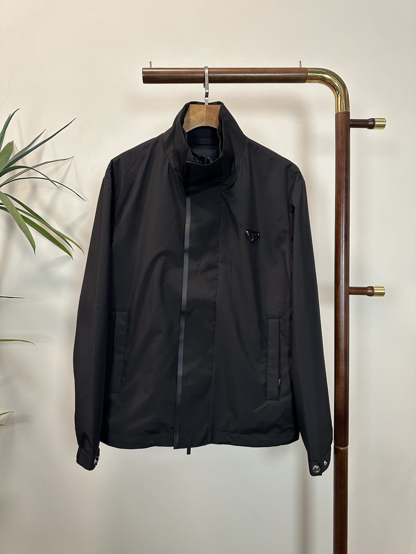 NO:483143,PRA Prada Top quality The same model on the official website, complete with three standards!  2025 spring and summer new men's jacket, fashionable and casual high-end version!  Customized fabrics for counters are breathable and comfortable, with impeccable details, and the brand element design concept reflects high quality. The feel is delicate and soft!  It is casually cut, with a great upper body style!  Code number M-3Xl.,,prada,prada,jackets & coats,jackets & coats,alexander wang19860909PRA 普拉达 顶级品质 官网同款,三标齐全！2025春夏新款男士夹克外套,时尚休闲高端版本！专柜定制面料 透气舒适度高,细节无可挑剔,品牌元素设计理念,体现高品质.手感细腻柔软！呈现休闲裁剪,上身版型超赞！码数M-3Xl .,,prada,prada,jackets & coats,jackets & coats,alexander wang,Men's clothing