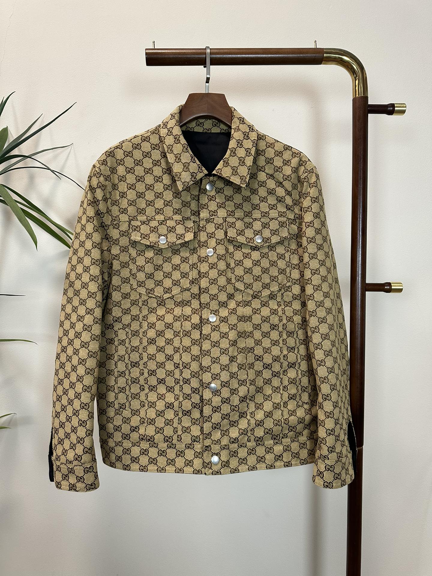 NO:483134,GU Gucci Top quality The same model on the official website, complete with three standards!  2025 spring and summer new men's jacket, fashionable and casual high-end version!  Customized fabrics for counters are breathable and comfortable, with impeccable details, and the brand element design concept reflects high quality. The feel is delicate and soft!  It is casually cut, with a great upper body style!  Code number M-3Xl.,,gucci,jackets & coats,jackets & coats,alexander wang19860909GU 古驰 顶级品质 官网同款,三标齐全！2025春夏新款男士夹克外套,时尚休闲高端版本！专柜定制面料 透气舒适度高,细节无可挑剔,品牌元素设计理念,体现高品质.手感细腻柔软！呈现休闲裁剪,上身版型超赞！码数M-3Xl .,,gucci,jackets & coats,jackets & coats,alexander wang,Men's clothing