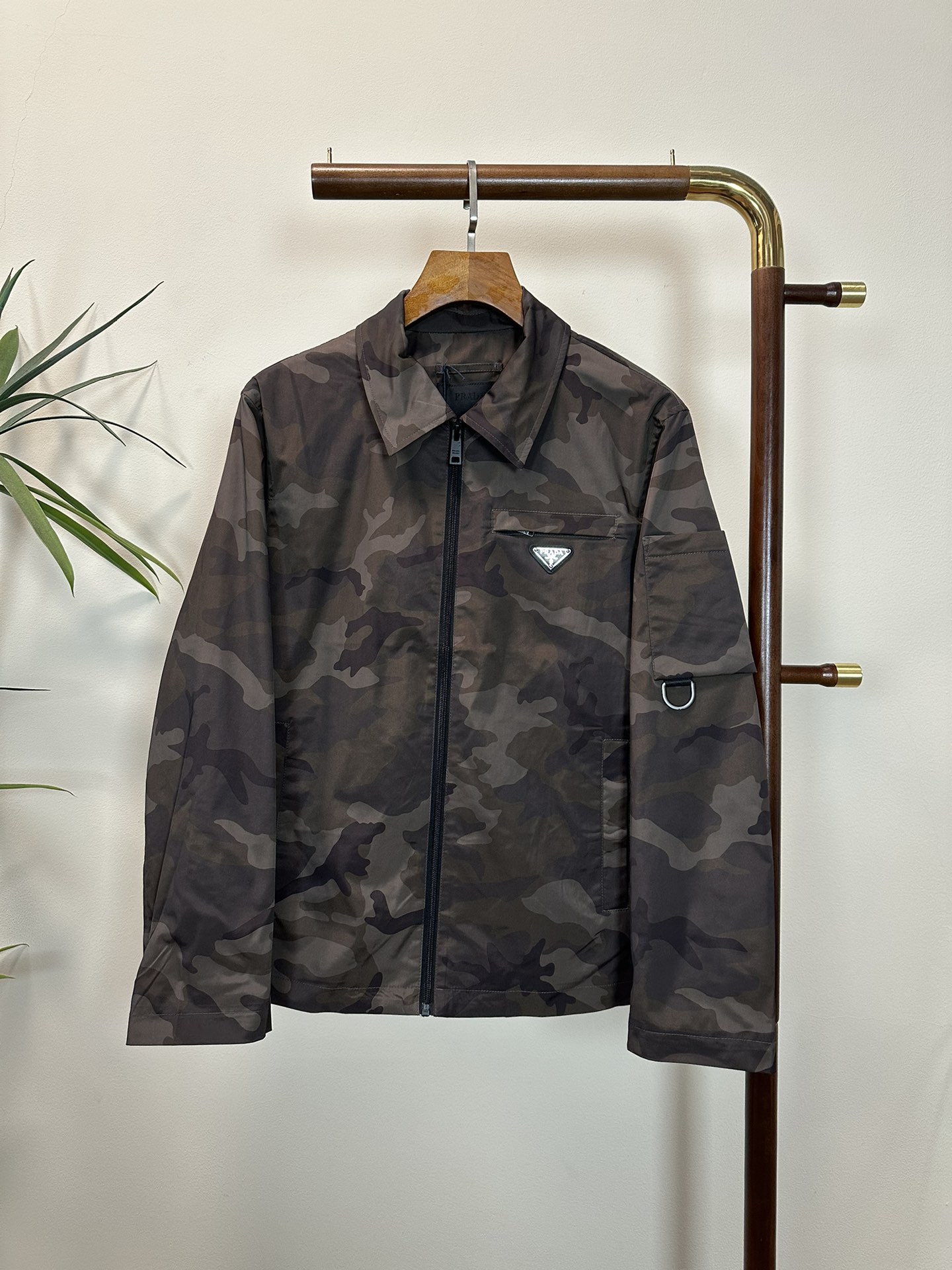 NO:483125,PRA top quality, same style on the official website, complete with three standards!  2025 spring and summer new men's jacket, fashionable and casual high-end version!  Customized fabrics for counters are breathable and comfortable, with impeccable details, and the brand element design concept reflects high quality. The feel is delicate and soft!  It is casually cut, with a great upper body style!  Code number M-3Xl.,,prada,prada,jackets & coats,jackets & coats,alexander wang19860909PRA 普拉达顶级品质 官网同款,三标齐全！2025春夏新款男士夹克外套,时尚休闲高端版本！专柜定制面料 透气舒适度高,细节无可挑剔,品牌元素设计理念,体现高品质.手感细腻柔软！呈现休闲裁剪,上身版型超赞！码数M-3Xl .,,prada,prada,jackets & coats,jackets & coats,alexander wang,Men's clothing