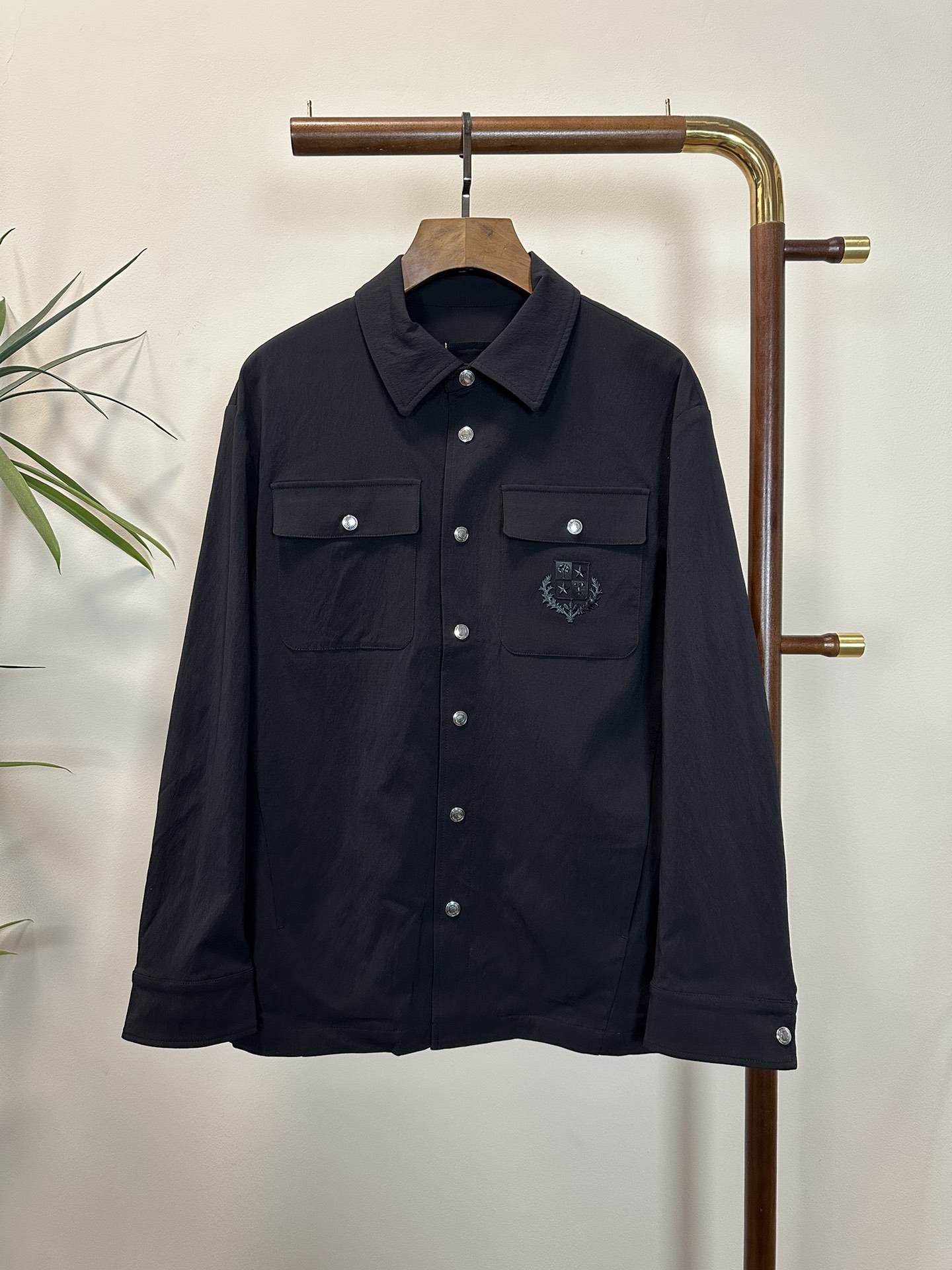 NO:483117,LP Lao Qian Top Quality The same model on the official website, complete with three standards!  2025 spring and summer new men's jacket, fashionable and casual high-end version!  Customized fabrics for counters are breathable and comfortable, with impeccable details, and the brand element design concept reflects high quality. The feel is delicate and soft!  It is casually cut, with a great upper body style!  Code number M-3Xl.,,loro piana,jackets & coats,jackets & coats,alexander wang19860909LP 老钱 顶级品质 官网同款,三标齐全！2025春夏新款男士夹克外套,时尚休闲高端版本！专柜定制面料 透气舒适度高,细节无可挑剔,品牌元素设计理念,体现高品质.手感细腻柔软！呈现休闲裁剪,上身版型超赞！码数M-3Xl .,,loro piana,jackets & coats,jackets & coats,alexander wang,Men's clothing