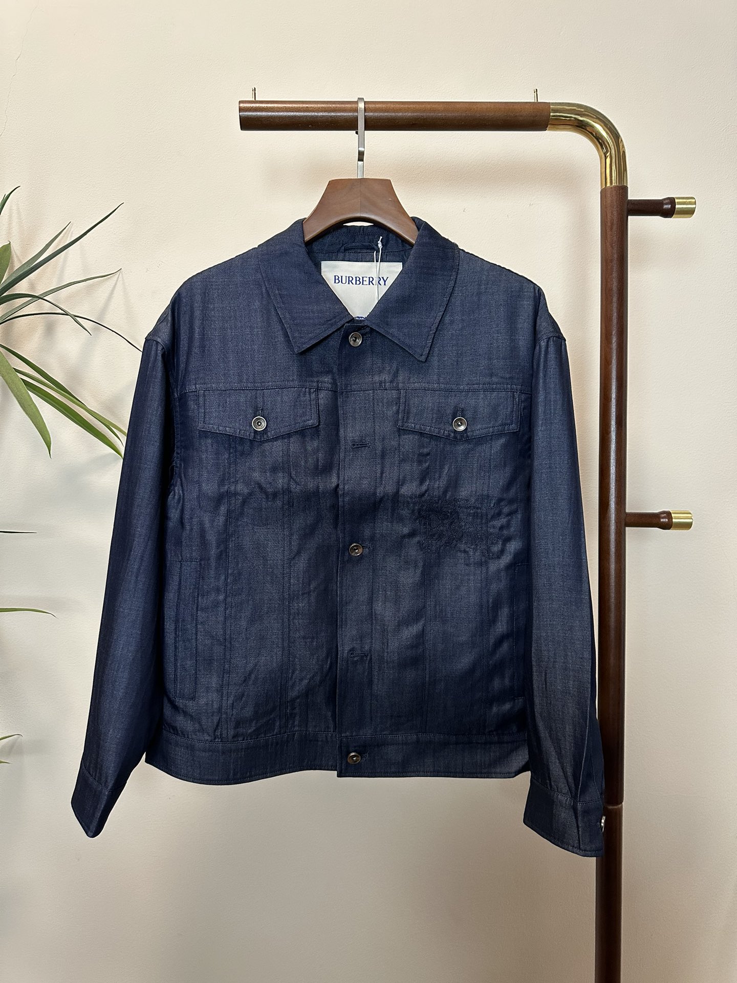 NO:134598,BBR Burberry's top quality, the same model on the official website, complete with three standards!  2025 spring and summer new men's jacket, fashionable and casual high-end version!  Customized fabrics for counters are breathable and comfortable, with impeccable details, and the brand element design concept reflects high quality. The feel is delicate and soft!  It is casually cut, with a great upper body style!  Code number M-3Xl.,,burberry,jackets & coats,jackets & coats,alexander wang19860909BBR 巴宝莉顶级品质 官网同款,三标齐全！2025春夏新款男士夹克外套,时尚休闲高端版本！专柜定制面料 透气舒适度高,细节无可挑剔,品牌元素设计理念,体现高品质.手感细腻柔软！呈现休闲裁剪,上身版型超赞！码数M-3Xl .,,burberry,jackets & coats,jackets & coats,alexander wang,Men's clothing