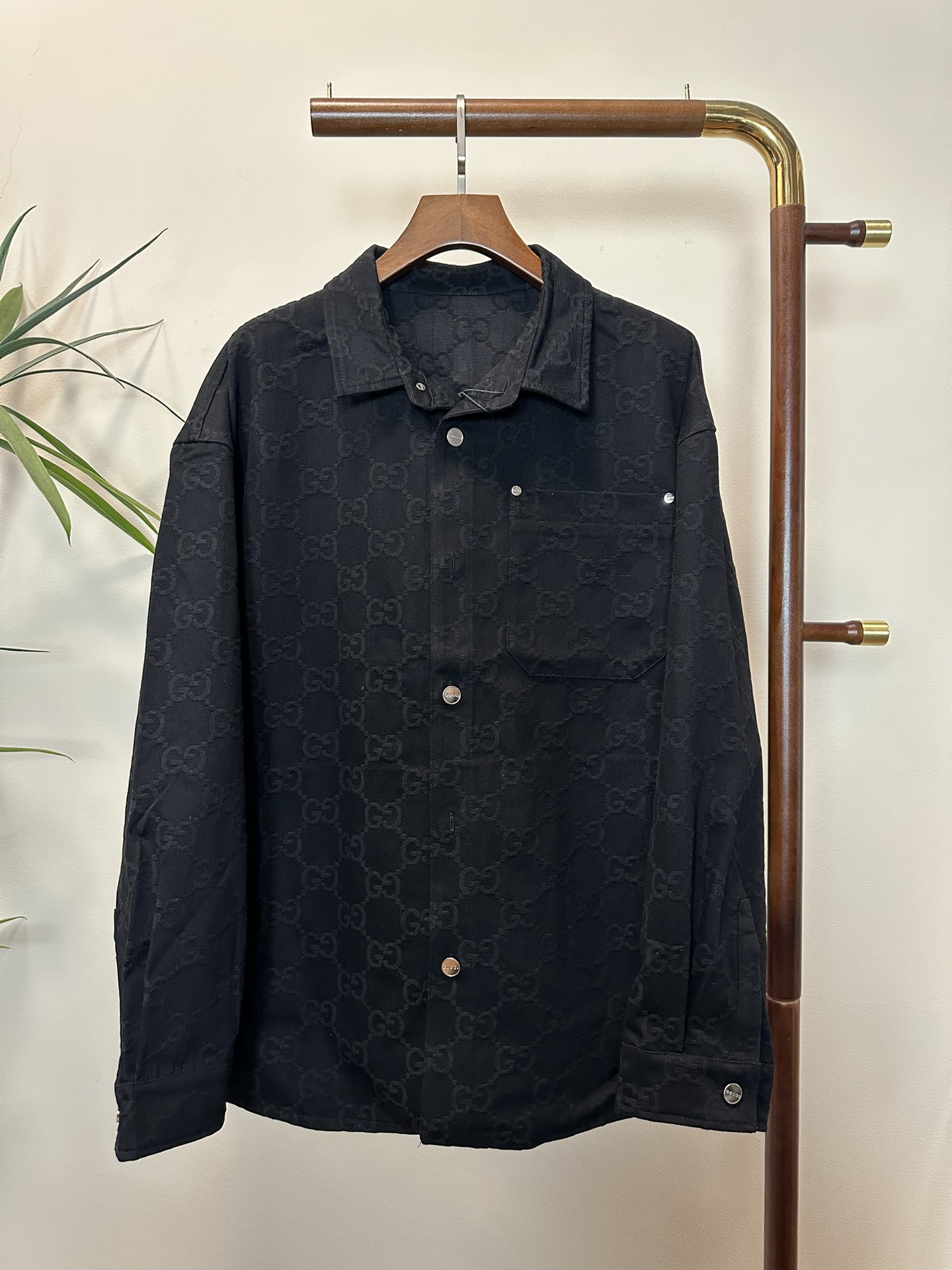 NO:134611,GU Gucci Top quality The same model on the official website, complete with three standards!  2025 spring and summer new men's denim jacket, fashionable and casual high-end version!  Customized fabrics in counters are impeccable in details, and the brand elements design concept reflects high quality. The feel is delicate and soft!  It is casually cut, with a great upper body style!  Code number M-3Xl.,,gucci,jackets & coats,jackets & coats,alexander wang19860909GU 古驰 顶级品质 官网同款,三标齐全！2025春夏新款男士牛仔夹克外套,时尚休闲高端版本！专柜定制面料 细节无可挑剔,品牌元素设计理念,体现高品质.手感细腻柔软！呈现休闲裁剪,上身版型超赞！码数M-3Xl .,,gucci,jackets & coats,jackets & coats,alexander wang,Men's clothing