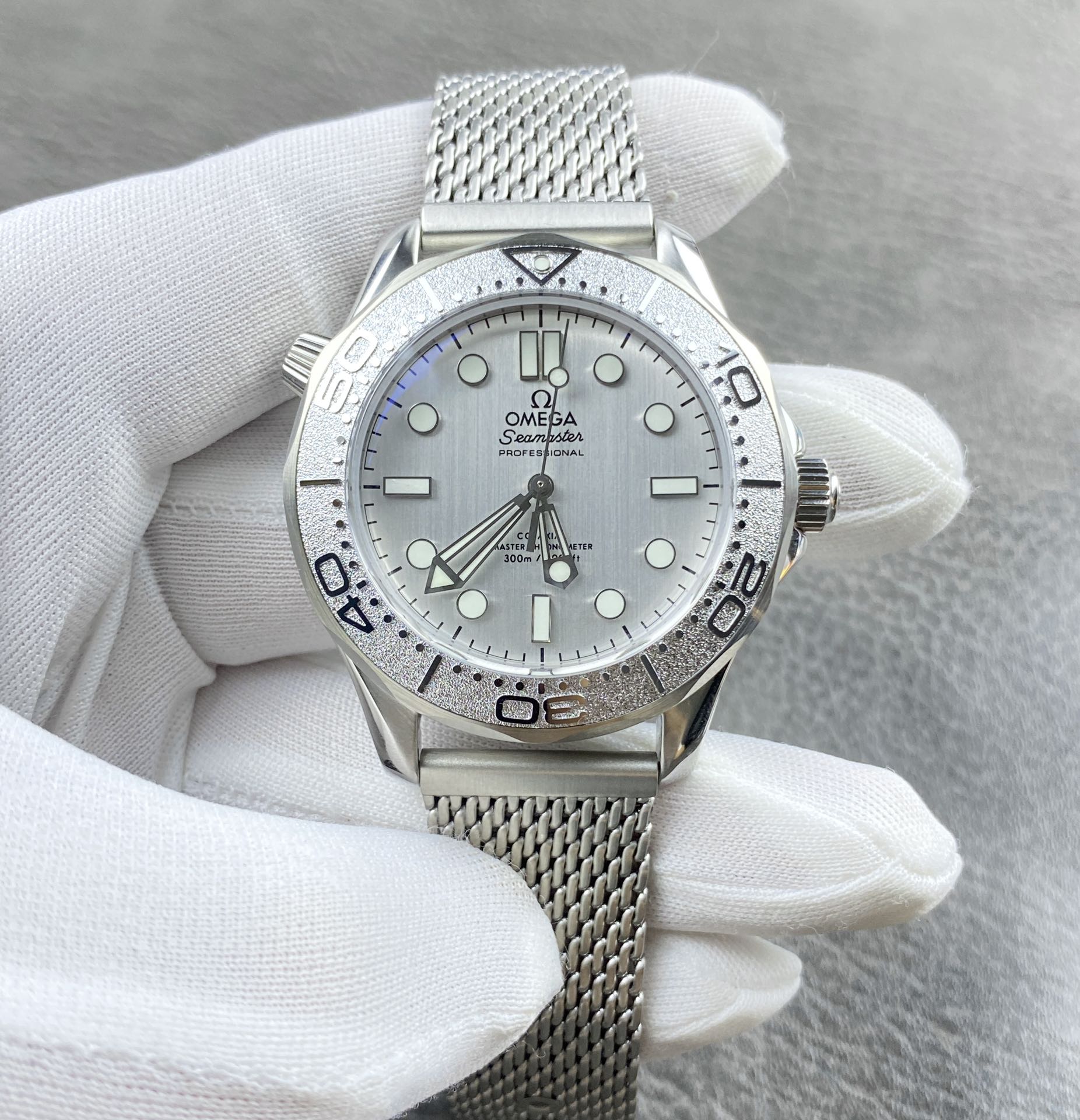 NO:617518,[ER's new masterpiece, ingenious heritage OMEGA 007-Seamaster Diver 300M] Exclusive customized version!  The only version in the market, the back cover is matched to the original version, the mesh belt is finely ground, and the head grain is the same as the original!  Details are in place!  The watch case is made of 904 fine steel, which is polished and shiny, strong and wear-resistant, and not easy to oxidize. It will still look like new after being worn for a long time!  Hand-ground crystal sapphire pot cover glass, shiny and scratch-resistant, extraordinary glass coating!  Exclusively customized 8806 double T movement, its functions are consistent with the original version, and it has a super long 72 hours of kinetic energy!  More stable!  The exquisite black silver dial is equipped with hollow rhodium-plated hour and minute hands, which contrasts with the aluminum 'lollipop' minute hand covered with white lacquer!  The color of the bezel and dial is matched, and the top ice blue luminous display!  ER boutique is on sale in limited edition, the same style as the James Bond star, welcome to taste it!  When you place an order, you will receive a pair of original Buddha tape straps for free!  ,,omega19860909【ER全新力作匠心传承OMEGA欧米茄007-Seamaster Diver 300M】独家定制版本！ 市场唯一对版版本,后盖对版,精磨网带,头粒与原版一致！细节到位！ 表壳采用904精钢材质,抛光闪耀,坚固耐磨、不易氧化,长久佩戴依旧光采如新！ 手工精磨水晶蓝宝石锅盖玻璃,闪亮耐刮,非普通玻璃镀膜！ 独家定制8806双T机芯,功能与原版一致,超长72小时动能！更稳定！ 精美的黑色银色表盘搭配镂空镀铑时针和分针,与覆以白色漆面的铝质“棒棒糖”分针形成属目对比！表圈、表盘颜色对版,顶级冰蓝夜光显示！ ER精品限量发售,詹姆斯邦德明星同款,欢迎品鉴！下单即送原版佛胶带表带一副！,,omega,Watch