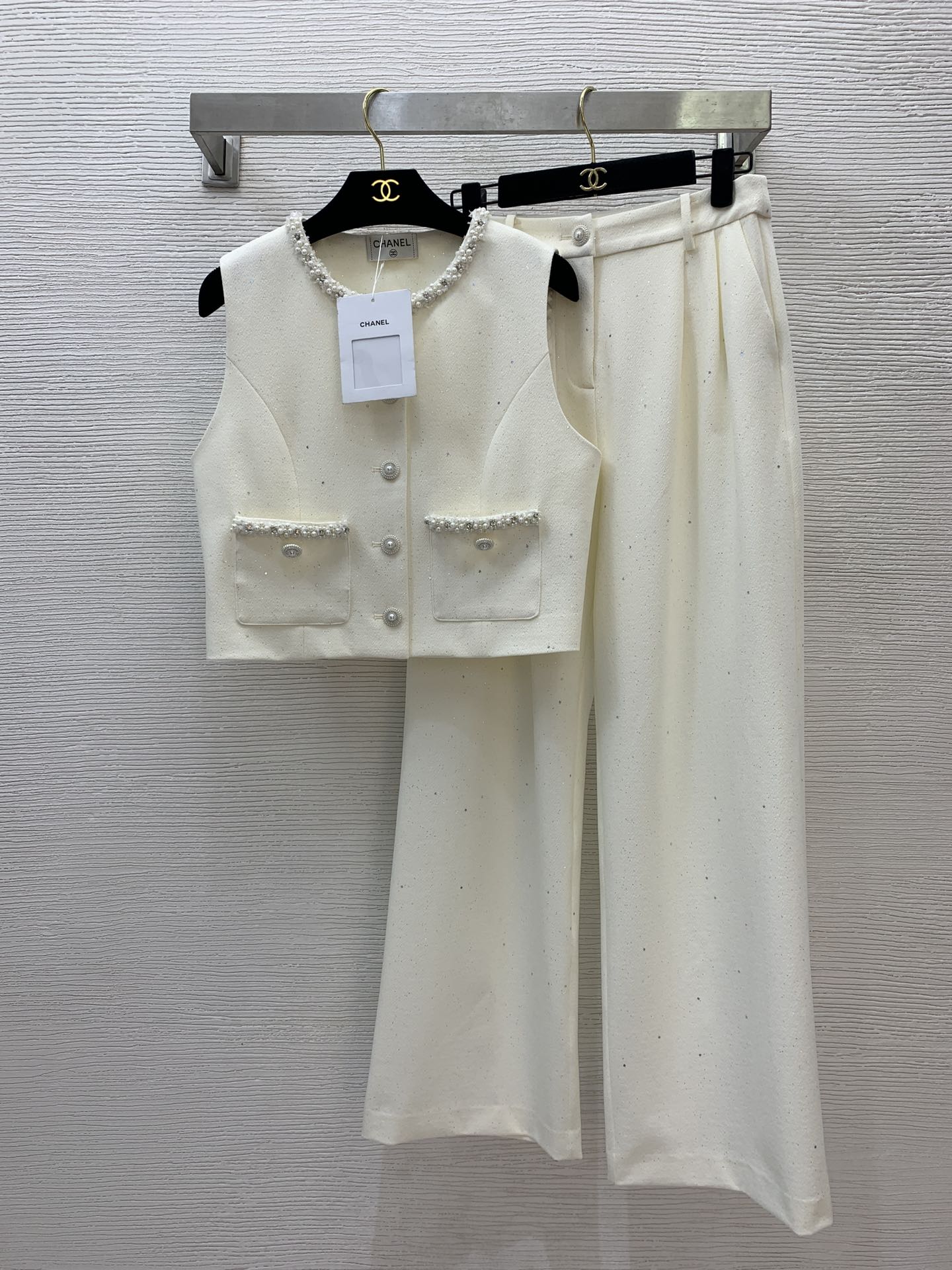 NO:323429,Model number G25030749 CHANE*L new small fragrance style fashionable temperament two-piece set!  High-end Heavy Industry Diamond-inlaid Pearl Edge Round Neck Slim-fit Vest Sleeveless Jacket Top with Buttoned Plate High Waist Wide Leg Pants Trousers!  Onyte, (M size bust 92, 45 length; waist 72, hip 108, trousers 102) hair, chanel, jackets & coats, alexander wang19860909款号G25030749 CHANE*L新款小香风时尚气质两件套装！高级感重工镶钻珍珠边圆领修身马甲无袖外套上衣系扣门襟高腰阔腿裤长裤！米白色、（M码胸围92,衣长45；腰围72,臀围108,裤长102）发,,chanel,jackets & coats,alexander wang,Women's clothing