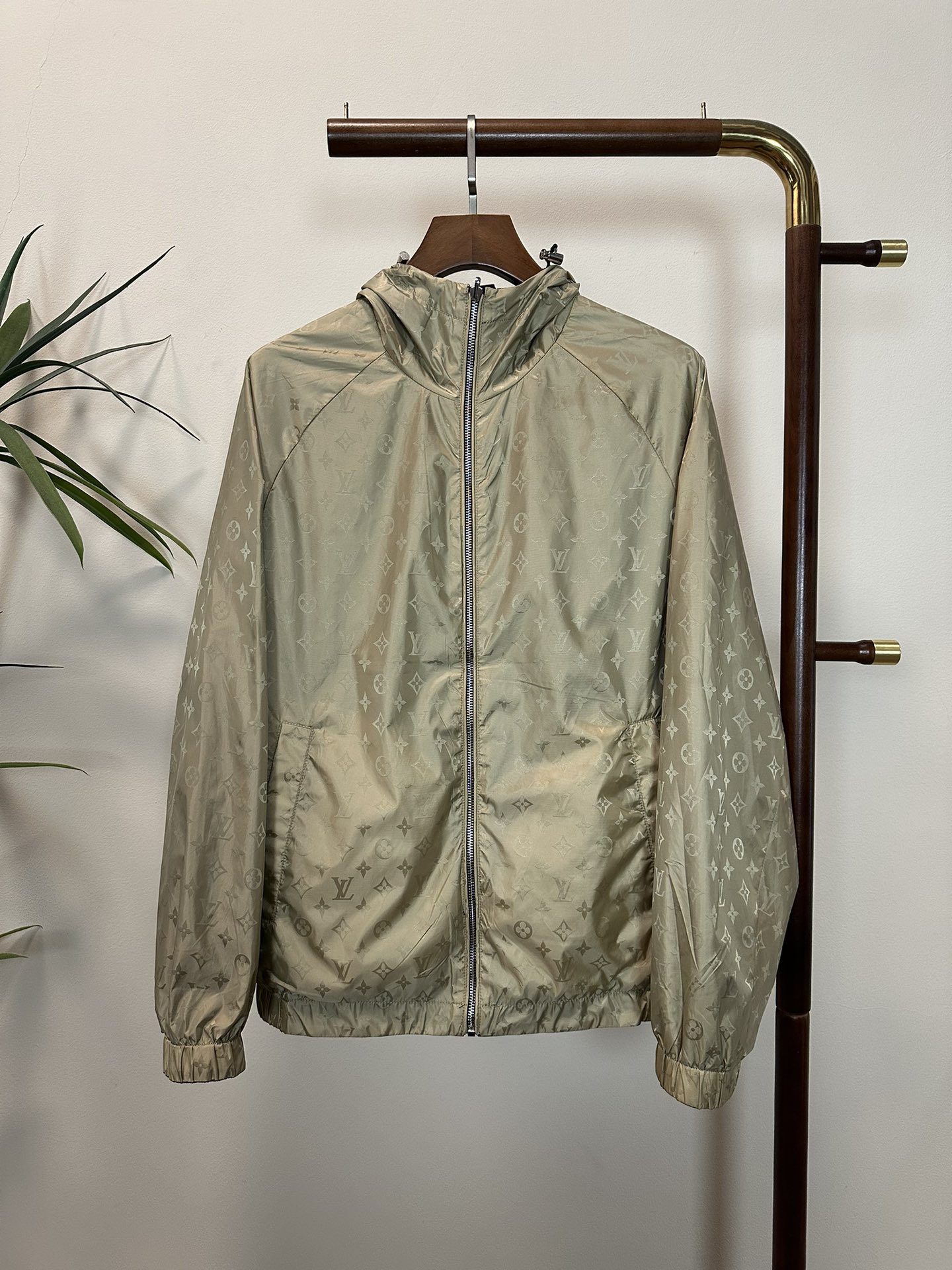 NO:134596,LV Louis Vuitton Top Quality The same model on the official website, complete with three standards!  2025 spring and summer new men's jacket, fashionable and casual high-end version!  Customized fabrics for counters are breathable and comfortable, with impeccable details, and the brand element design concept reflects high quality. The feel is delicate and soft!  It is casually cut, with a great upper body style!  Code number M-3Xl.,,louis vuitton,louis vuitton,jackets & coats,jackets & coats,alexander wang19860909LV 路易威登 顶级品质 官网同款,三标齐全！2025春夏新款男士夹克外套,时尚休闲高端版本！专柜定制面料 透气舒适度高,细节无可挑剔,品牌元素设计理念,体现高品质.手感细腻柔软！呈现休闲裁剪,上身版型超赞！码数M-3Xl .,,louis vuitton,louis vuitton,jackets & coats,jackets & coats,alexander wang,Men's clothing