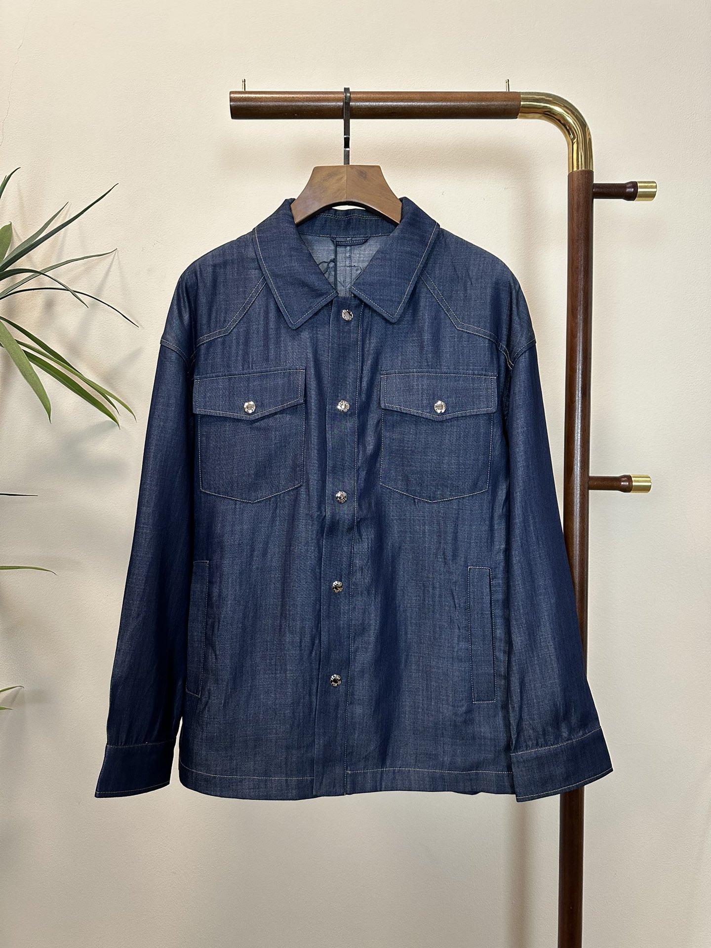 NO:134592,PRA Prada Top quality The same model on the official website, complete with three standards!  2025 spring and summer new men's jacket, fashionable and casual high-end version!  Customized fabrics for counters are breathable and comfortable, with impeccable details, and the brand element design concept reflects high quality. The feel is delicate and soft!  It is casually cut, with a great upper body style!  Code number M-3Xl.,,prada,prada,jackets & coats,jackets & coats,alexander wang19860909PRA 普拉达 顶级品质 官网同款,三标齐全！2025春夏新款男士夹克外套,时尚休闲高端版本！专柜定制面料 透气舒适度高,细节无可挑剔,品牌元素设计理念,体现高品质.手感细腻柔软！呈现休闲裁剪,上身版型超赞！码数M-3Xl .,,prada,prada,jackets & coats,jackets & coats,alexander wang,Men's clothing