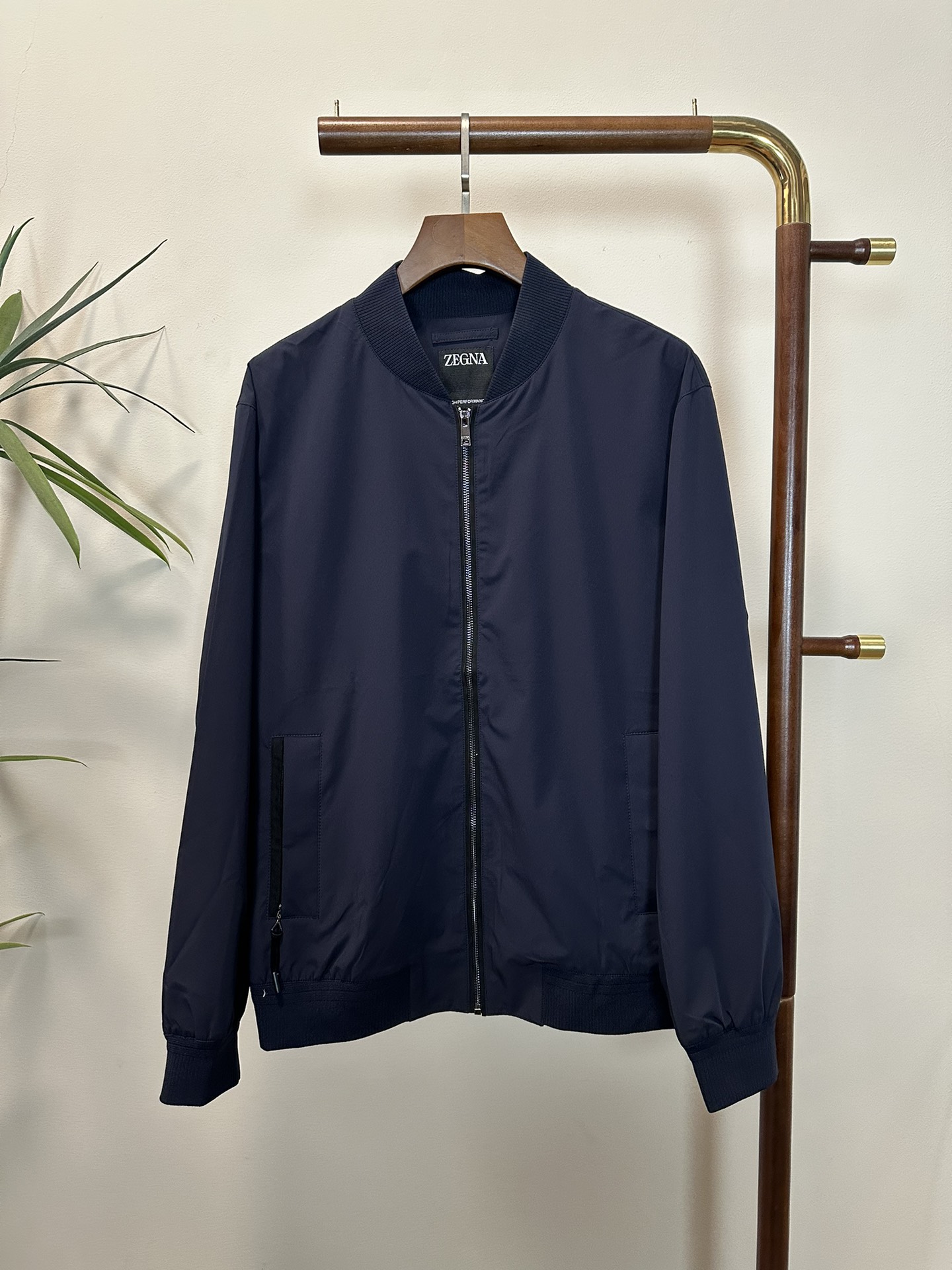 NO:134608,ZZ Jenia Top quality The same model on the official website, complete with three standards!  2025 spring and summer new men's jacket, fashionable and casual high-end version!  Customized fabrics for counters are breathable and comfortable, with impeccable details, and the brand element design concept reflects high quality. The feel is delicate and soft!  It is casually cut, with a great upper body style!  Code number M-3Xl.,,zegna,jackets & coats,jackets & coats,alexander wang19860909ZZ 杰尼亚 顶级品质 官网同款,三标齐全！2025春夏新款男士夹克外套,时尚休闲高端版本！专柜定制面料 透气舒适度高,细节无可挑剔,品牌元素设计理念,体现高品质.手感细腻柔软！呈现休闲裁剪,上身版型超赞！码数M-3Xl .,,zegna,jackets & coats,jackets & coats,alexander wang,Men's clothing