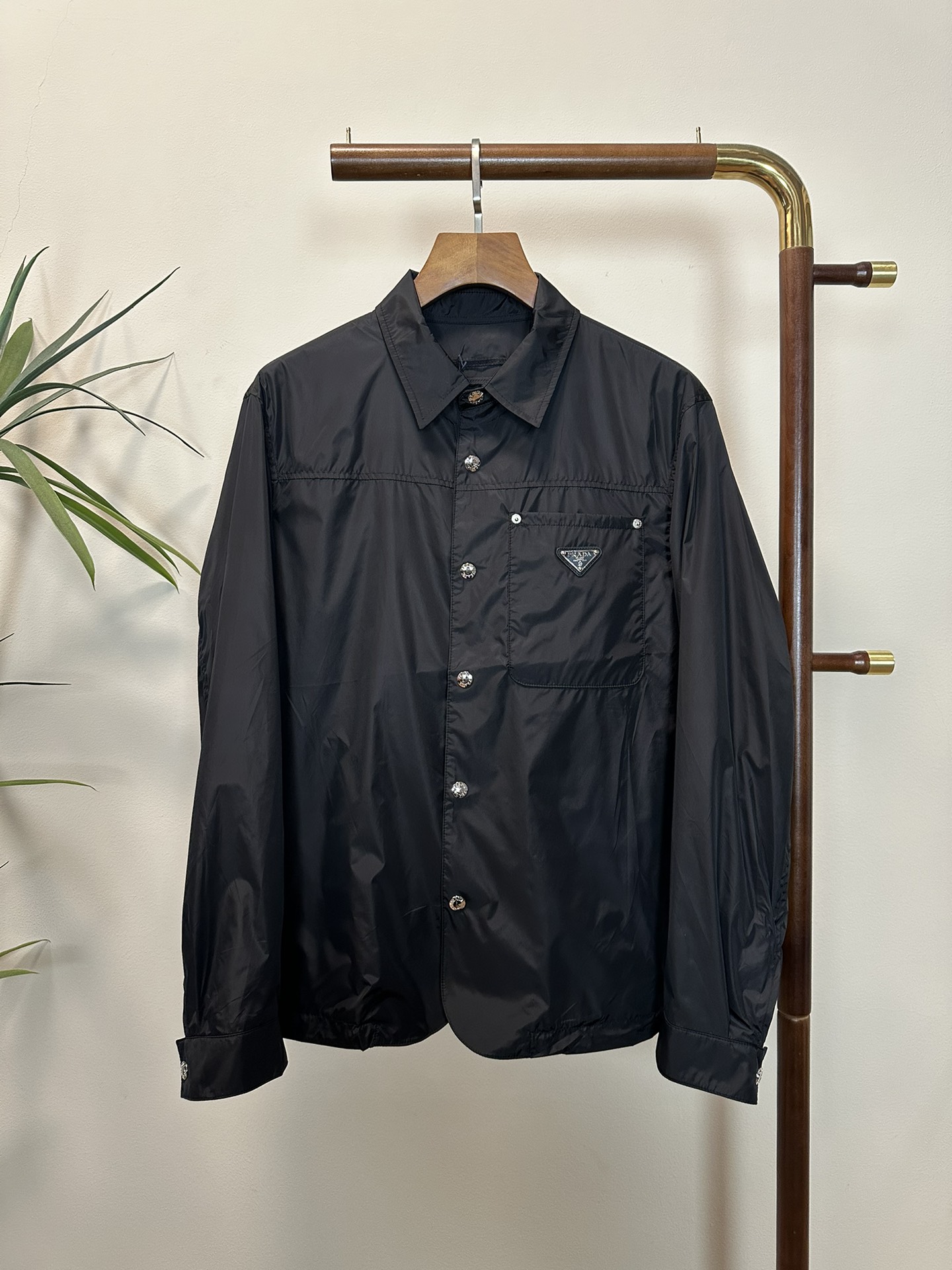 NO:134588,PRA Prada Top quality The same model on the official website, complete with three standards!  2025 spring and summer new men's jacket, fashionable and casual high-end version!  Customized fabrics for counters are breathable and comfortable, with impeccable details, and the brand element design concept reflects high quality. The feel is delicate and soft!  It is casually cut, with a great upper body style!  Code number M-3Xl.,,prada,prada,jackets & coats,jackets & coats,alexander wang19860909PRA 普拉达 顶级品质 官网同款,三标齐全！2025春夏新款男士夹克外套,时尚休闲高端版本！专柜定制面料 透气舒适度高,细节无可挑剔,品牌元素设计理念,体现高品质.手感细腻柔软！呈现休闲裁剪,上身版型超赞！码数M-3Xl .,,prada,prada,jackets & coats,jackets & coats,alexander wang,Men's clothing