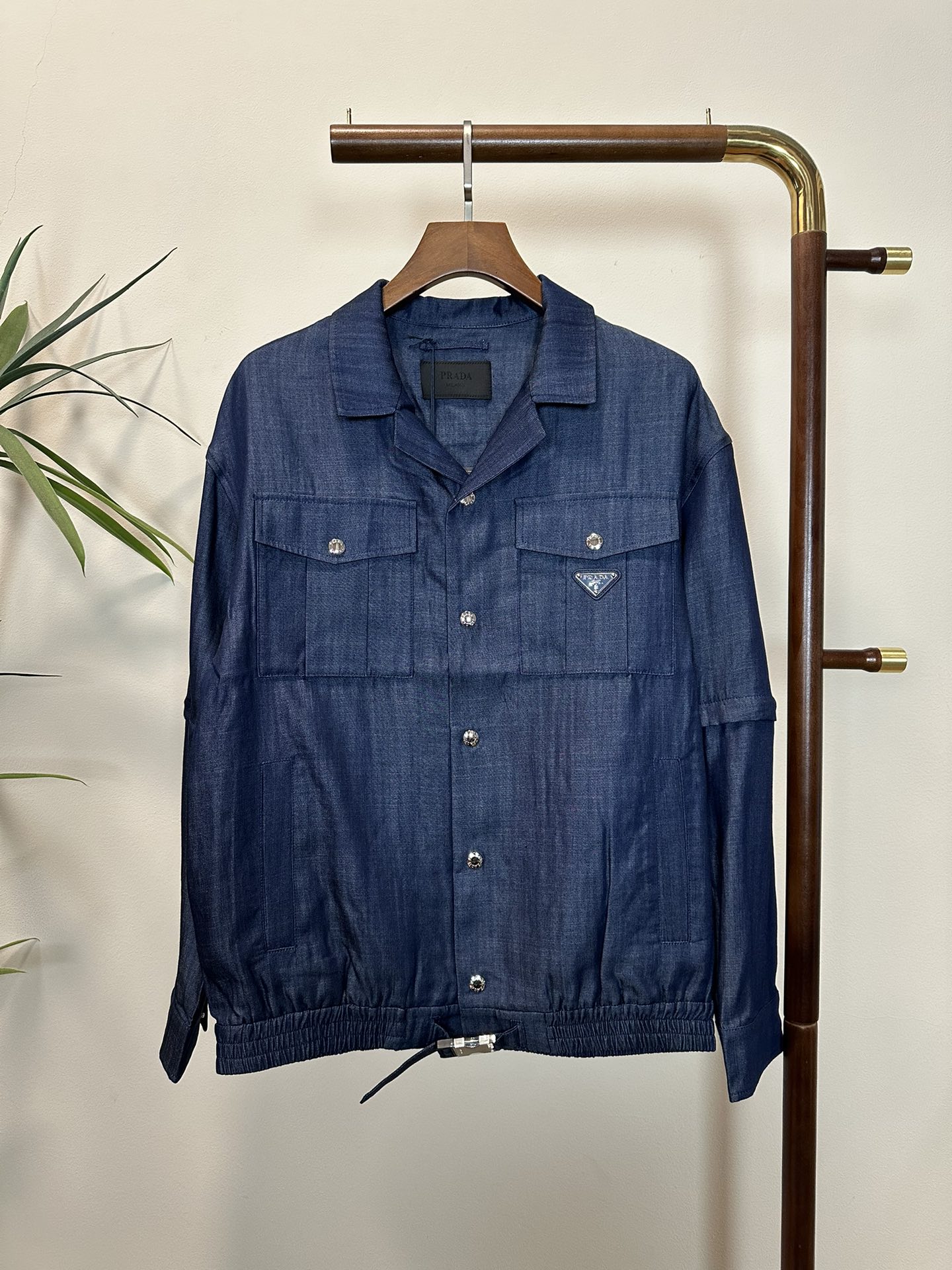 NO:133085,PRA Prada Top quality The same model on the official website, complete with three standards!  2025 spring and summer new men's jacket, fashionable and casual high-end version!  Customized fabrics for counters are breathable and comfortable, with impeccable details, and the brand element design concept reflects high quality. The feel is delicate and soft!  It is casually cut, with a great upper body style!  Code number M-3Xl.,,prada,prada,jackets & coats,jackets & coats,alexander wang19860909PRA 普拉达 顶级品质 官网同款,三标齐全！2025春夏新款男士夹克外套,时尚休闲高端版本！专柜定制面料 透气舒适度高,细节无可挑剔,品牌元素设计理念,体现高品质.手感细腻柔软！呈现休闲裁剪,上身版型超赞！码数M-3Xl .,,prada,prada,jackets & coats,jackets & coats,alexander wang,Men's clothing