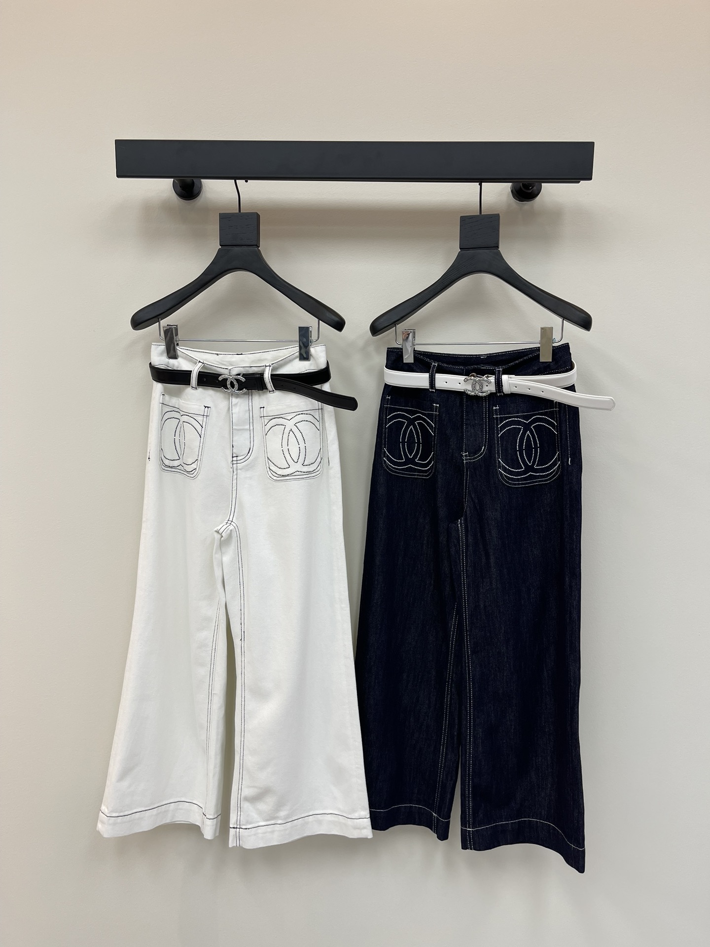 NO:323841,Chane*25 new custom belt decorated with nine-point jeans. It uses high-end custom fabrics, so denim is very comfortable to wear, regular design, good inclusiveness, contrasting metal decoration adds visual charm, and the pattern of the pants will be very delicate, which is a very good fabric. Denim has good moisture absorption and breathability, the cloth is soft and the feel is also very smooth, making it a favorite choice for everyone!  SML AA, chanel, jeans, alexander wang19860909Chane*25新款定制腰带装饰九分牛仔裤.采用高端定制面料,牛仔穿起来非常舒适,常规设计,包容性好,撞色金属装饰 增添视觉魅力,而且裤子的纹路会非常细腻,是非常好的面料.牛仔具有良好的吸湿性和透气性,布面光泽柔和,手感也非常细滑,成为众人最爱的选择！SML AA,,chanel,jeans,alexander wang,Women's clothing