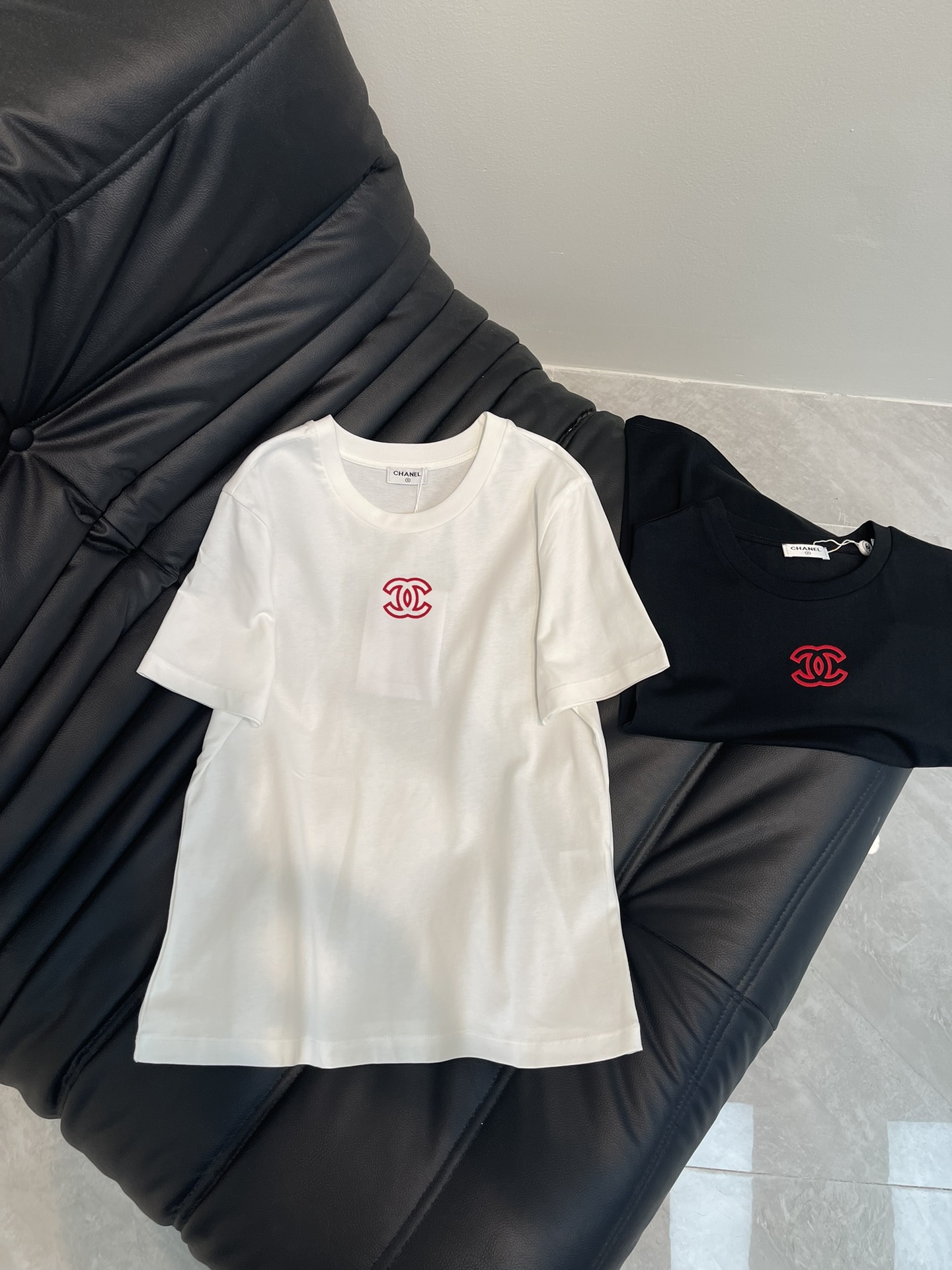 NO:325001,Chane*25 Spring and Summer New Limited Series Short-sleeved T-shirts, exquisite regular version, and look slim!  Customized latest letter decor is low-key and luxurious!  A must-have item for fashionable things unlocks all outfits!  Determine the quality of my home!  Classic items are fashionable and high-end, and the classic style is versatile and not picky!  SML AA, chanel, T-shirt,tees, t-shirt,alexander wang19860909Chane*25春夏新品限定系列短袖T恤 精致常规版型上身巨显瘦！ 定制最新字母装饰低调奢华！ 时髦精必备单品解锁所有穿搭！ 认准我家品质！经典单品时髦又高级 经典版型百搭不挑人！ SML AA,,chanel,T-shirt,tees，t-shirt,alexander wang,Women's clothing