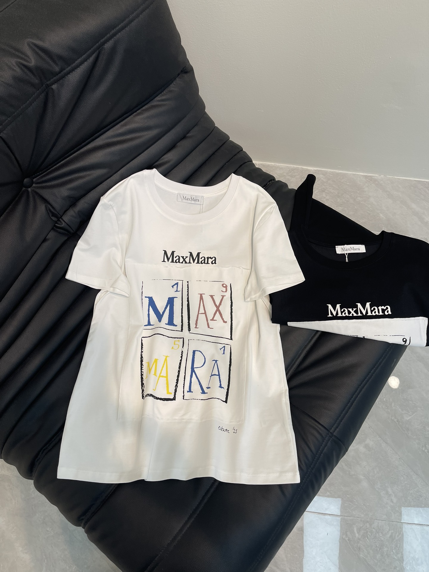 NO:324464,Max*25 spring and summer new graffiti letter patch short-sleeved T-shirt. Solid color T-shirt with graffiti letter patch logo embellishment. The whole logo is very smooth and simple, and the classic style T-shirt style. The upper body looks slim and age-reducing, which is very easy to match. SML, T-shirt, tees, t-shirt, alexander wang19860909Max*25春夏新款涂鸦字母贴布短袖T恤.纯色T恤搭配涂鸦字母贴布logo点缀,整个标志都非常的流畅简约,经典的款式T恤版型.上身显瘦又减龄,超好搭配.SML,,T-shirt,tees，t-shirt,alexander wang,Women's clothing