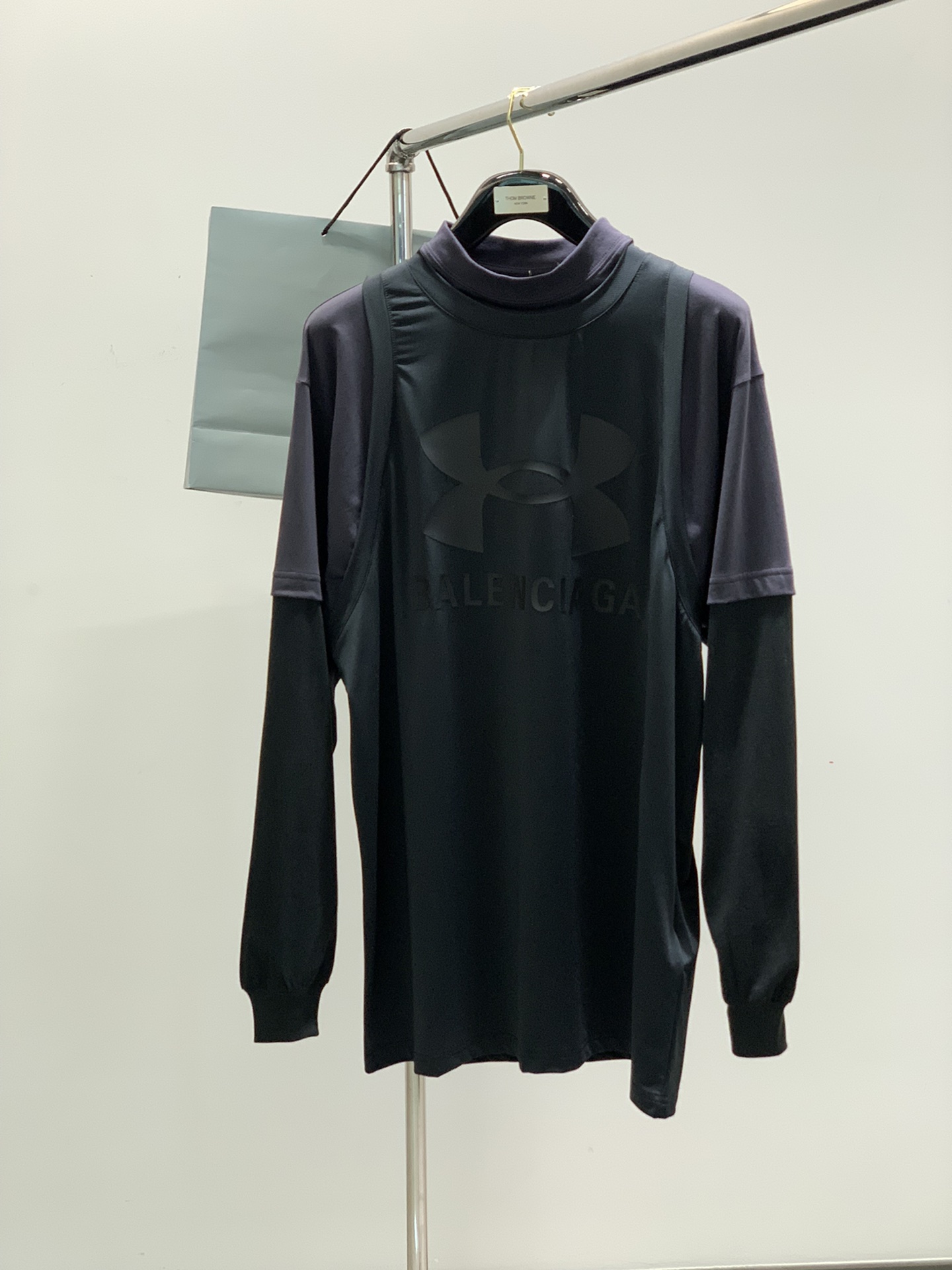 NO:127320,Color black and gray, Balenciaga Balenciaga, the latest spring and summer models, the counter is available at the same time, original singles, hot fashion casual round neck long-sleeved T-shirt, imported original fabric, unique design, top-grade printing craft letter pattern decoration logo, simple and fashionable, handsome upper body, complete three-standard, S-XL, balenciaga, balenciaga, tees, t-shirt, alexander wang19860909颜色黑灰 ,Balenciaga 巴黎世家,春夏最新款,专柜同步有售,原单狠货,爆款时尚休闲圆领长袖T恤,进口原版面料,独特设计,顶级印花工艺字母图案装饰logo,简约时尚 ,上身帅气,三标齐全,码数S-XL,,balenciaga,balenciaga,tees，t-shirt,alexander wang,Men's clothing