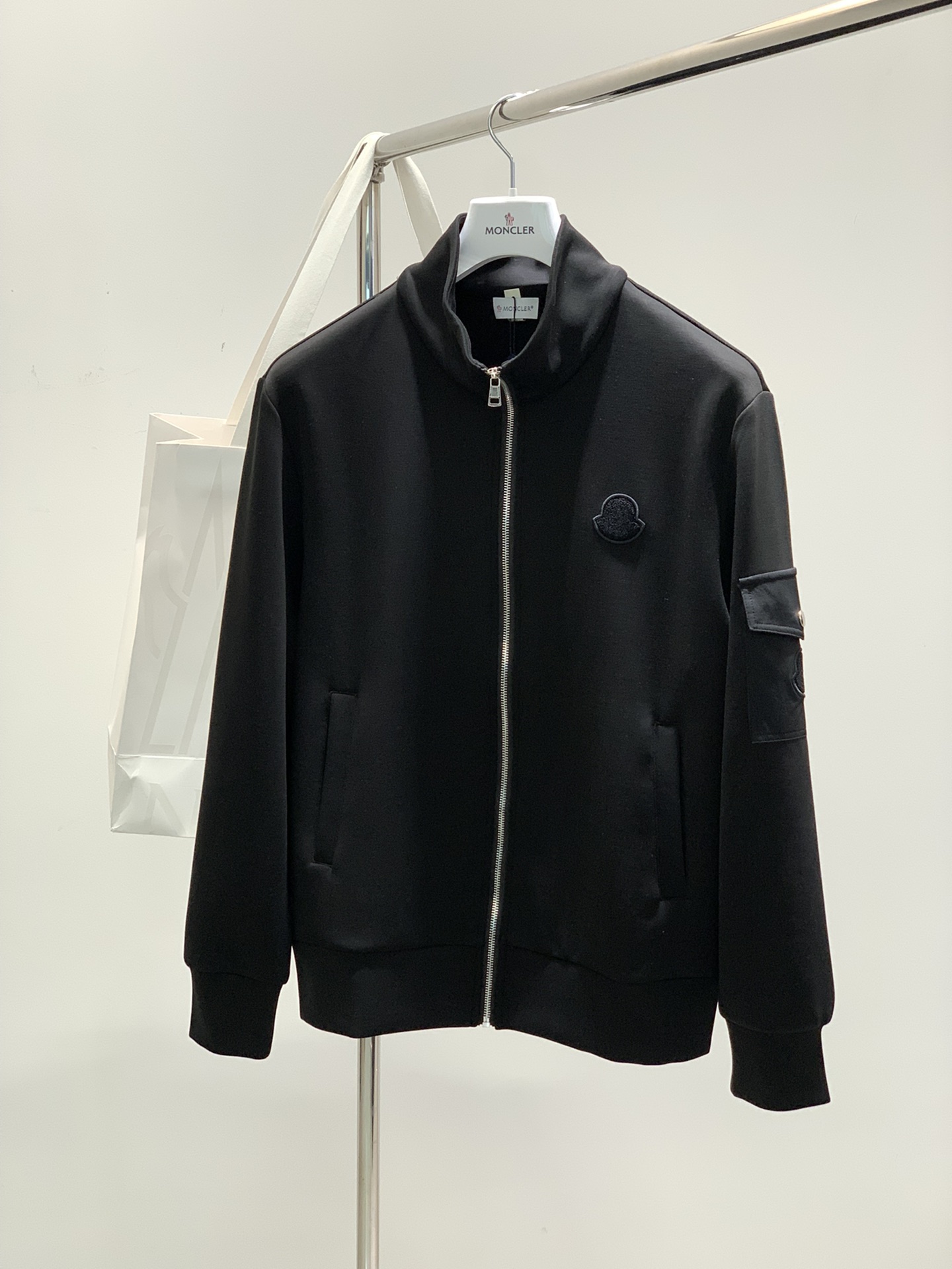 NO:127329,Clothes, pants P, Moncler cover, the latest spring products, available at the same time for counters, original orders, fashionable casual suits, comfortable upper body!  Eye-catching and highlighted, using imported original fabric, top-grade embroidery craft letter pattern logo, original hardware and auxiliary decoration, simple but not lacking in fashion, fashionable and handsome upper body, code M-3XL, christian louboutin, Moncler, alexander wang19860909衣服,裤子P,Moncler 蒙口,春季最新品,专柜同步有售,原单狠货,时尚休闲套装,上身舒适！吸睛而有亮点,采用进口原版面料,顶级刺绣工艺字母图案logo,原版五金辅料装饰,简单而不失时尚,上身时尚帅气,码数M-3XL,,christian louboutin,Moncler,alexander wang,Men's clothing