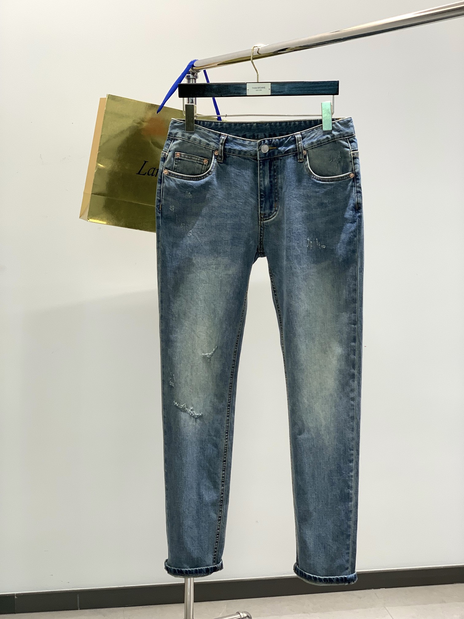 NO:127311,,Valentino Valentino, new spring products, special counters are available at the same time, original singles, fashionable and casual washing jeans, top-grade printing craft letter pattern logo, original hardware and auxiliary decoration, comfortable upper body, exquisite craftsmanship, handsome upper body, 29-38, ,valentino,valentino,jeans,alexander wang19860909,Valentino 华伦天奴,春季新品,专柜同步有售,原单狠货,时尚休闲水洗牛仔裤,顶级印花工艺字母图案logo,原版五金辅料装饰,上身舒适,工艺精湛,上身帅到爆,码数29-38,,valentino,valentino,jeans,alexander wang,Men's clothing