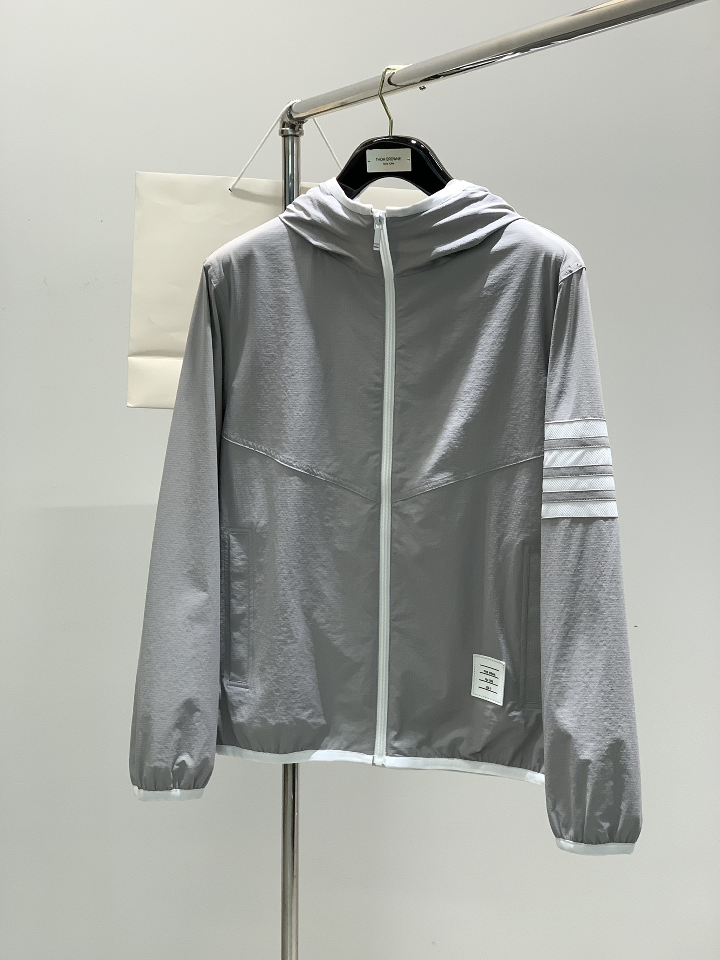 NO:127292,Blue, gray, Tom Browne, the latest spring product, available at the counter at the same time, original single product, fashionable casual hooded jacket, very distinctive on the upper body!  Eye-catching and highlighted, imported original fabric, skin-friendly and breathable, top-level printing craft letter pattern logo, original hardware and auxiliary decoration, simple but fashionable, extremely high-end, handsome upper body, 2 colors recommended, code number M-3XL, thom browne,tom ford, jackets & coats,hats,alexander wang19860909颜色蓝,灰 ,Tom Browne 汤姆.布朗,春季最新品,专柜同步有售,原单狠货,时尚休闲连帽外套,上身很有特点！吸睛而有亮点,进口原版面料,亲肤透气,顶级印花工艺字母图案logo,原版五金辅料装饰,简单而不失时尚,档次极高,上身帅到爆,2色推荐,码数M-3XL,,thom browne,tom ford,jackets & coats,hats,alexander wang,Men's clothing