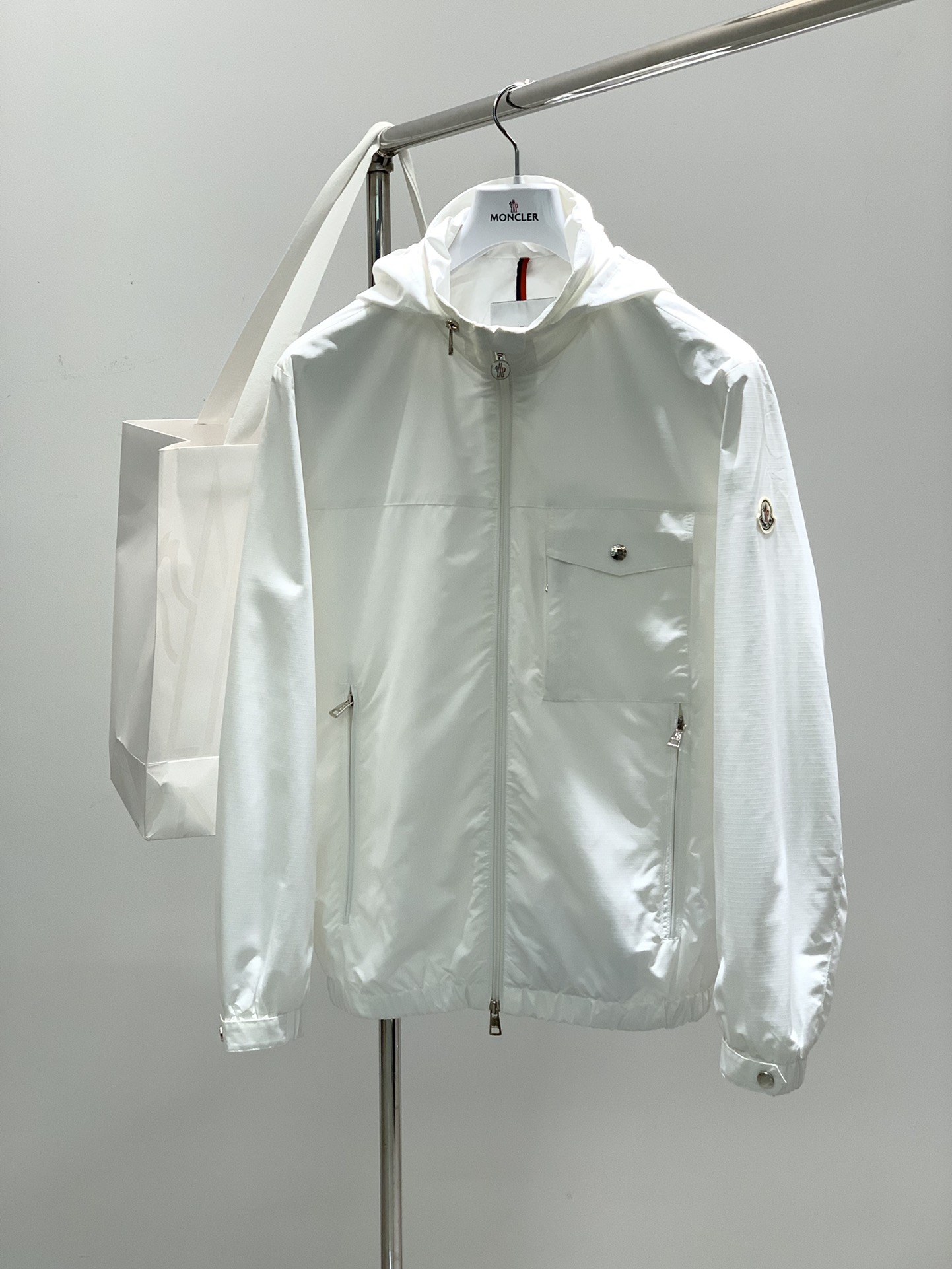 NO:127312,,Moncler cover, the latest spring product, available at the same time for counters, original singles, fashionable casual hooded jacket, comfortable upper body!  Eye-catching and highlighted, using imported original fabric, top-grade embroidery craft letter pattern logo, original hardware and accessories decoration, simple but not lacking in fashion, fashionable and handsome upper body, 2 colors recommended, code number M-3XL, christian louboutin, Moncler, jackets & coats, hats, alexander wang19860909,Moncler 蒙口,春季最新品,专柜同步有售,原单狠货,时尚休闲连帽外套,上身舒适！吸睛而有亮点,采用进口原版面料,顶级刺绣工艺字母图案logo,原版五金辅料装饰,简单而不失时尚,上身时尚帅气,2色推荐,码数M-3XL,,christian louboutin,Moncler,jackets & coats,hats,alexander wang,Men's clothing