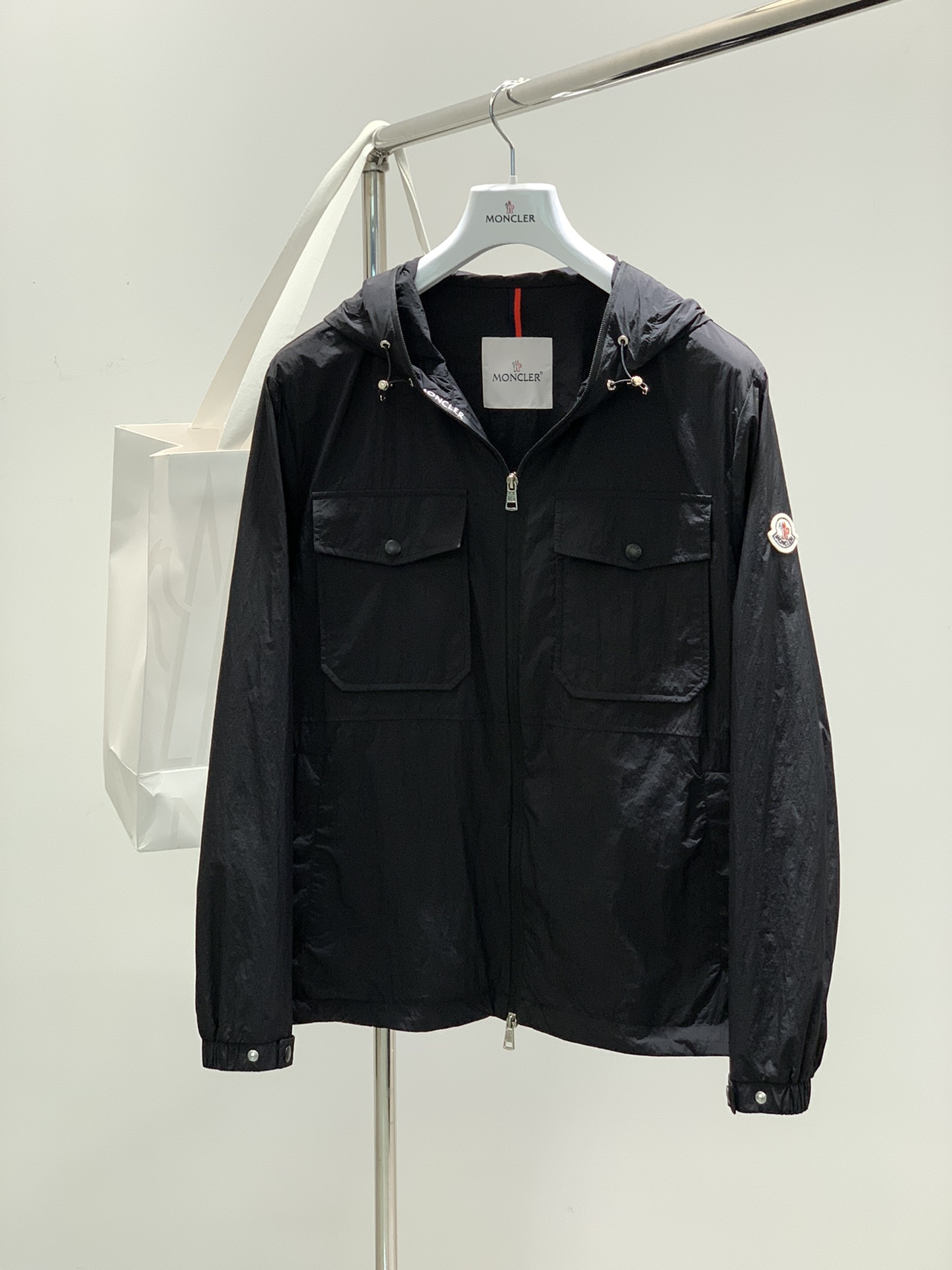 NO:127300,,Moncler cover, the latest spring product, available at the same time for counters, original singles, fashionable casual hooded jacket, comfortable upper body!  Eye-catching and highlighted, using imported original fabric, top-grade embroidery craft letter pattern logo, original hardware and accessories decoration, simple but not lacking in fashion, fashionable and handsome upper body, 2 colors recommended, code number M-3XL, christian louboutin, Moncler, jackets & coats, hats, alexander wang19860909,Moncler 蒙口,春季最新品,专柜同步有售,原单狠货,时尚休闲连帽外套,上身舒适！吸睛而有亮点,采用进口原版面料,顶级刺绣工艺字母图案logo,原版五金辅料装饰,简单而不失时尚,上身时尚帅气,2色推荐,码数M-3XL,,christian louboutin,Moncler,jackets & coats,hats,alexander wang,Men's clothing