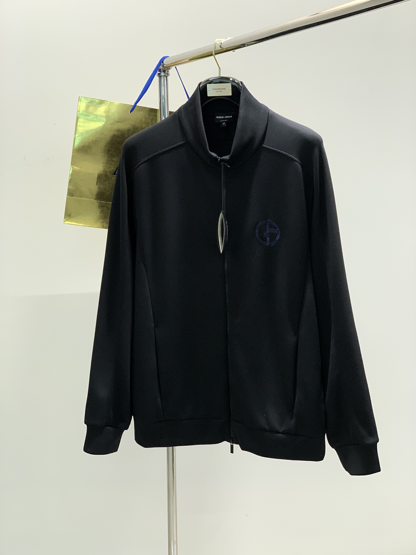 NO:127310,,Emporio Armani, the latest spring products, special counters are available at the same time, original singles, fashionable casual jackets, imported original fabrics, excellent comfort, top-grade embroidery craft letter pattern decoration logo, original hardware and auxiliary materials decoration, extremely high grade, code number M-3XL,,armani,armani, jackets & coats,alexander wang19860909,Emporio Armani 阿玛尼,春季最新品,专柜同步有售,原单狠货,时尚休闲外套,进口原版面料,舒适度极佳,顶级刺绣工艺字母图案装饰logo,原版五金辅料装饰,档次极高,码数M-3XL,,armani,armani,jackets & coats,alexander wang,Men's clothing